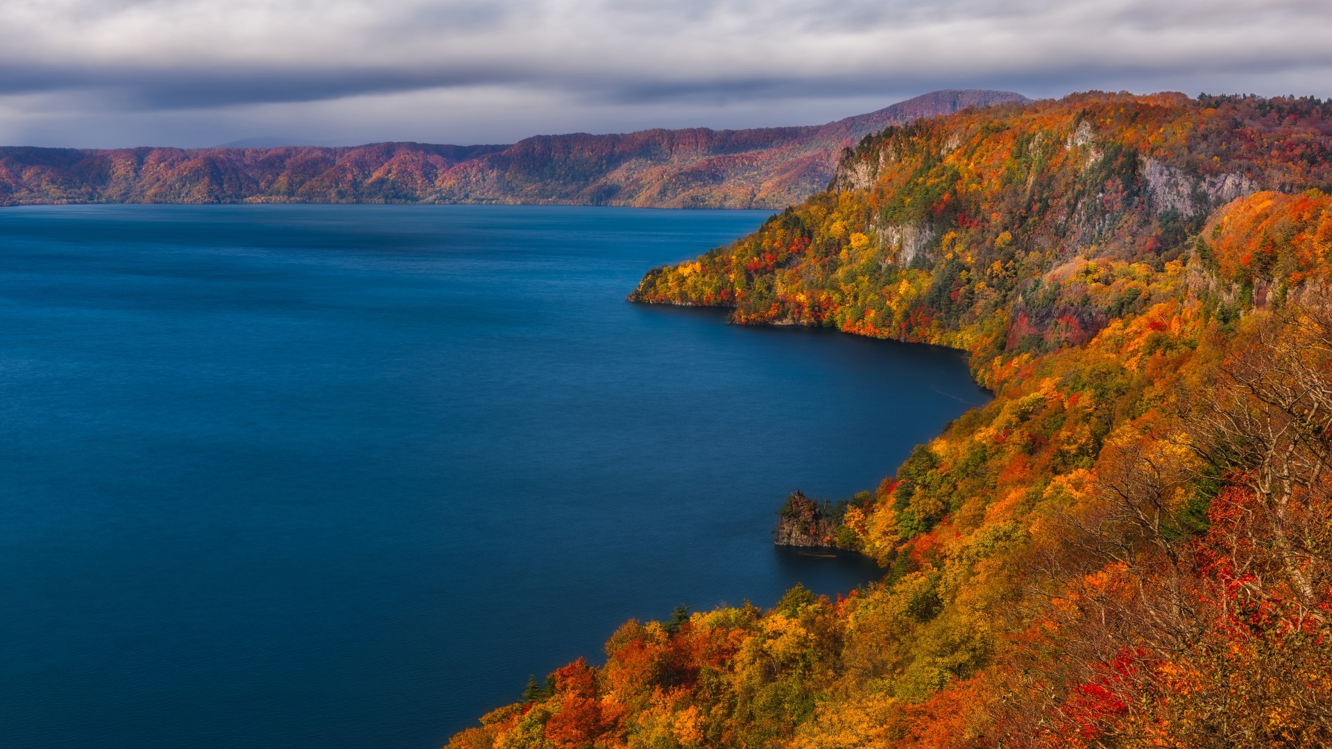 Lake surrounded by autumn foliage HD Wallpaper