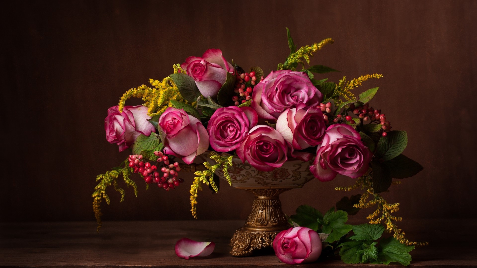 Pink and white roses in a vase HD Wallpaper
