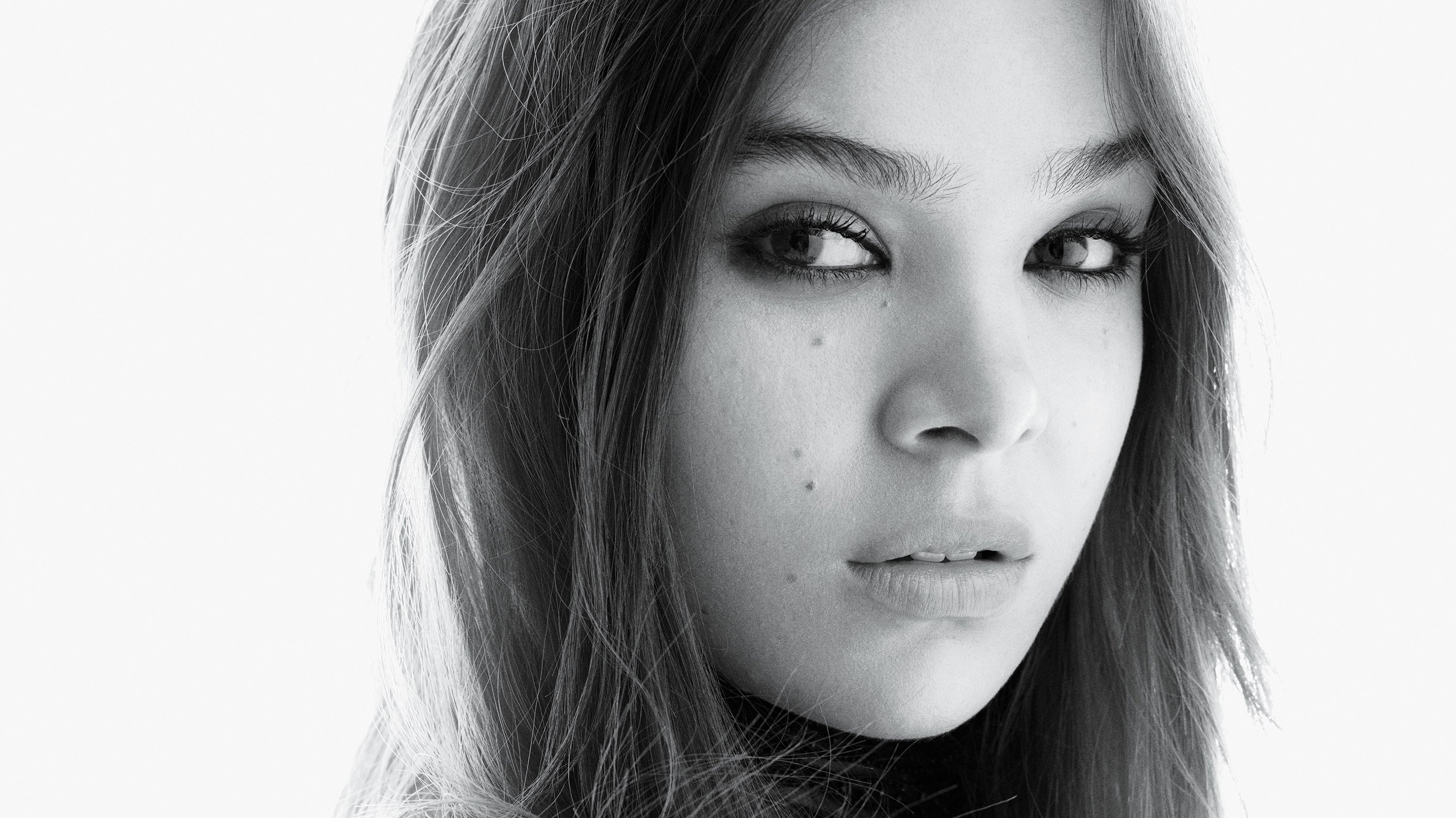 Hailee Steinfeld monochrome portrait HD Wallpaper