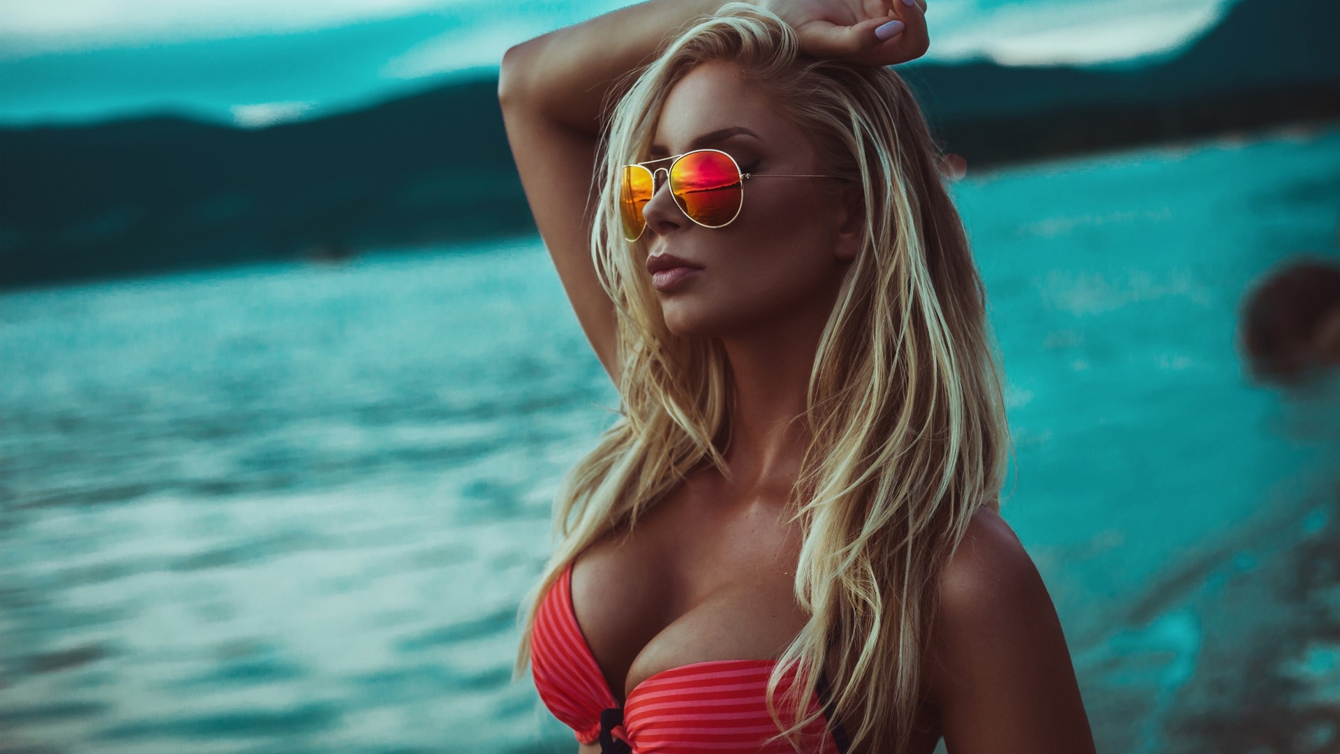Woman in bikini and sunglasses at the beach HD Wallpaper