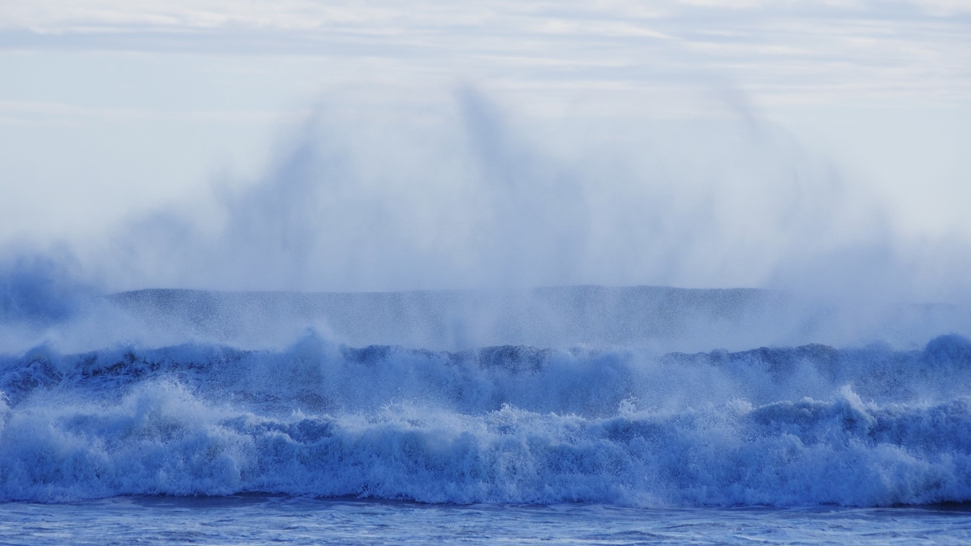 Waves crashing on the shore HD Wallpaper