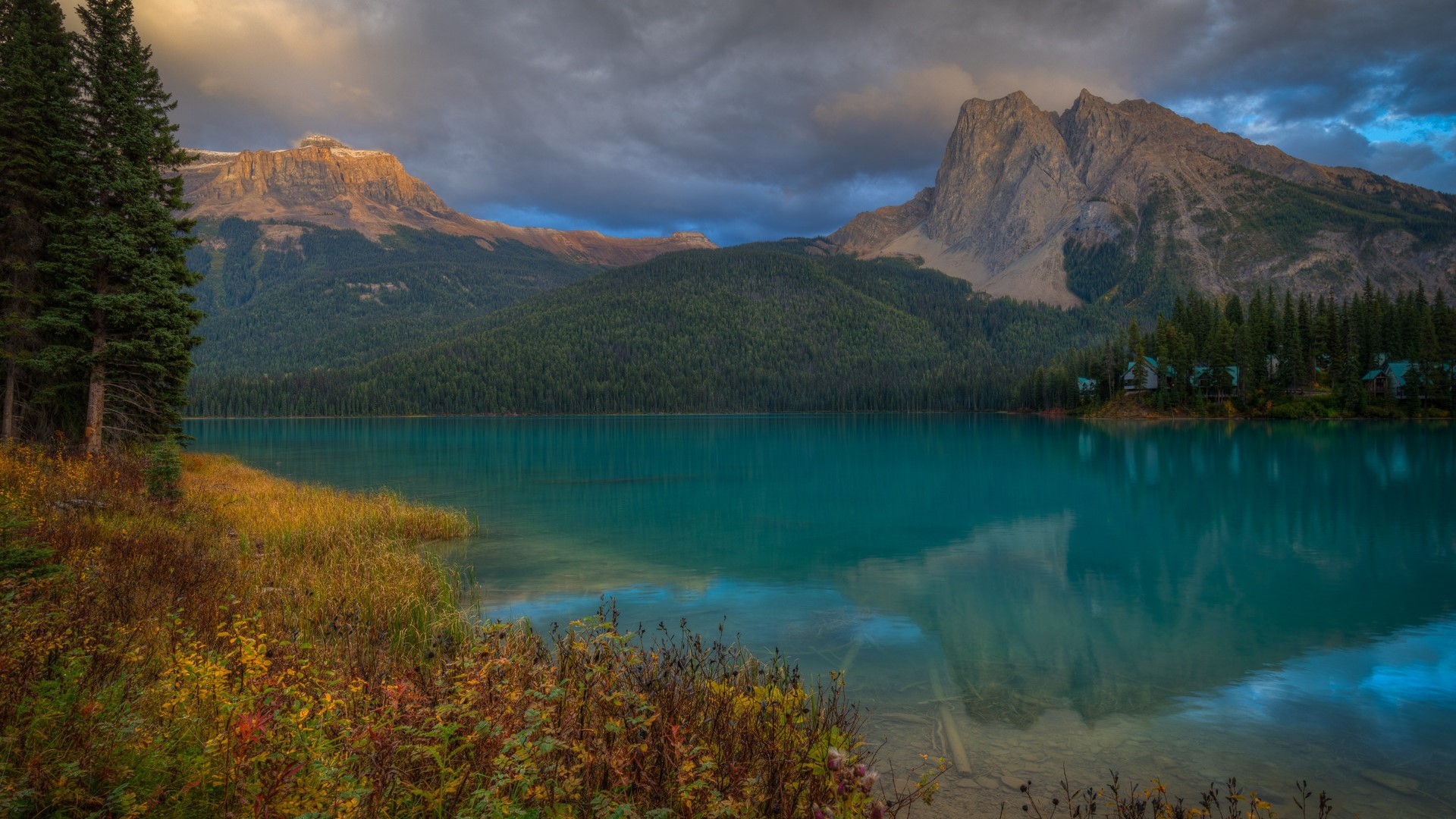 Turquoise lake and mountains at Emerald Lake HD Wallpaper