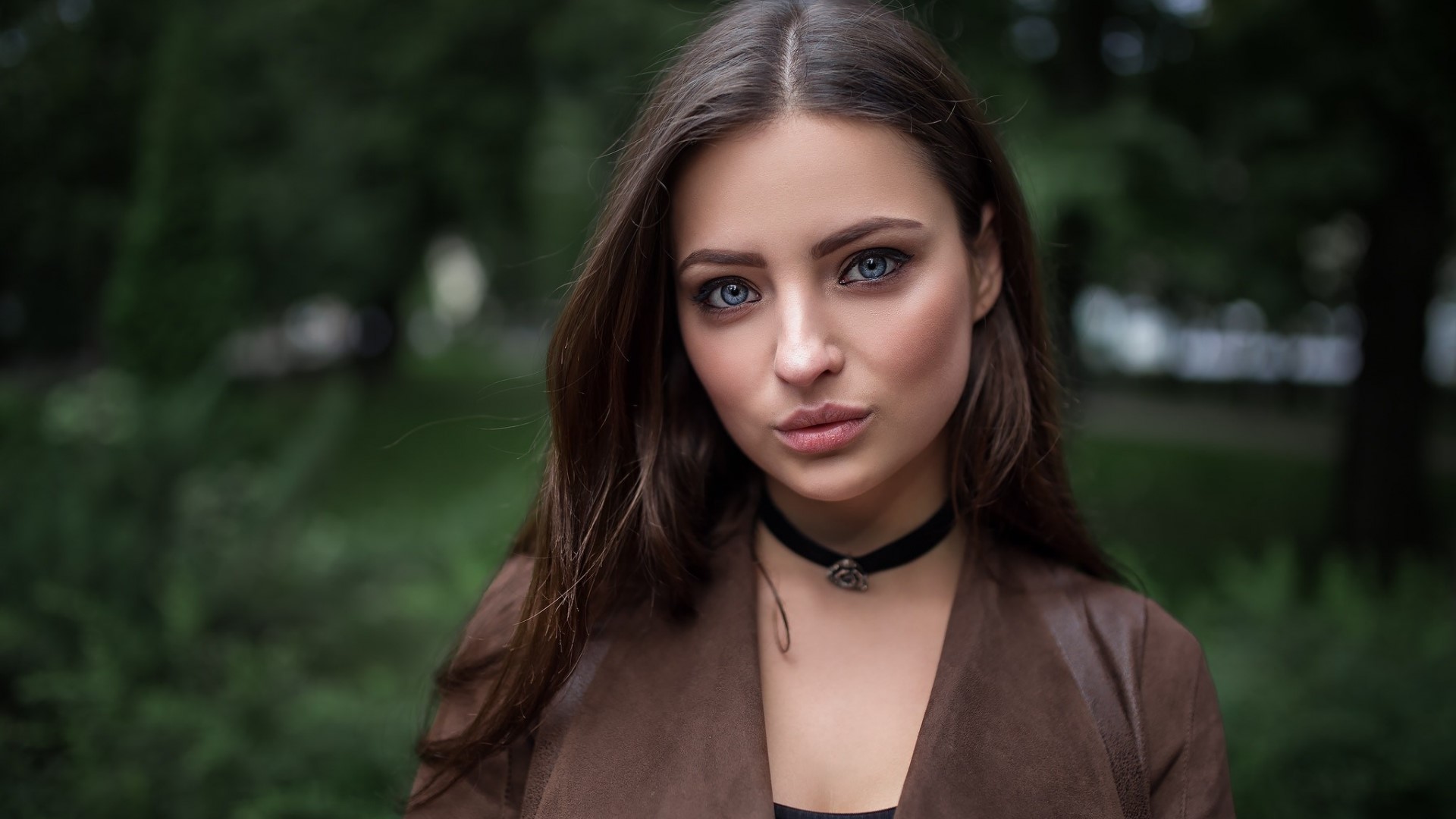 Woman with blue eyes and brown jacket HD Wallpaper
