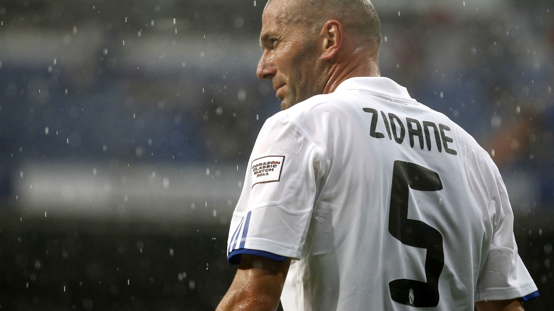 Zinedine Zidane in a white jersey with number 5 HD Wallpaper