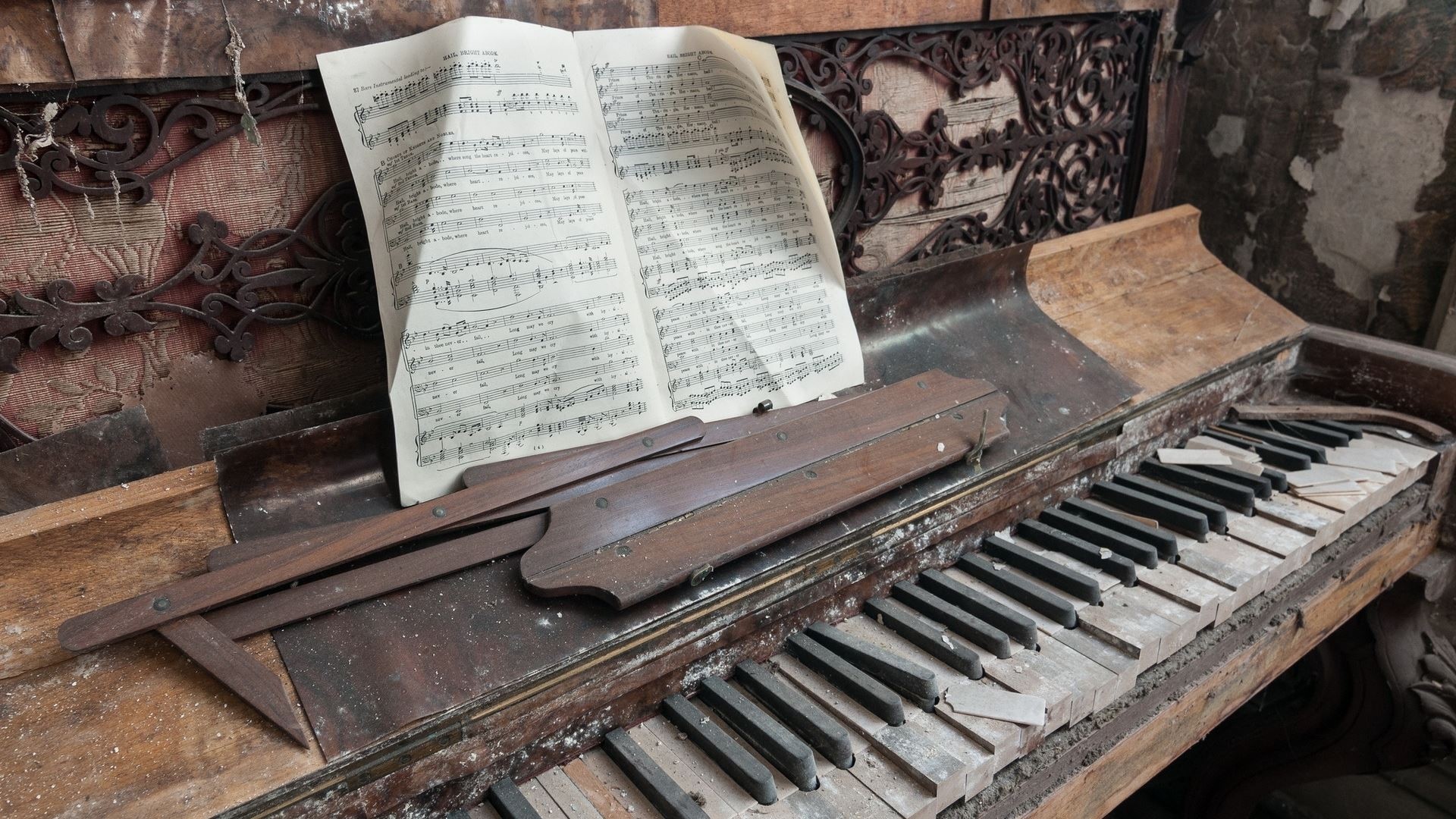 Old broken piano with sheet music HD Wallpaper