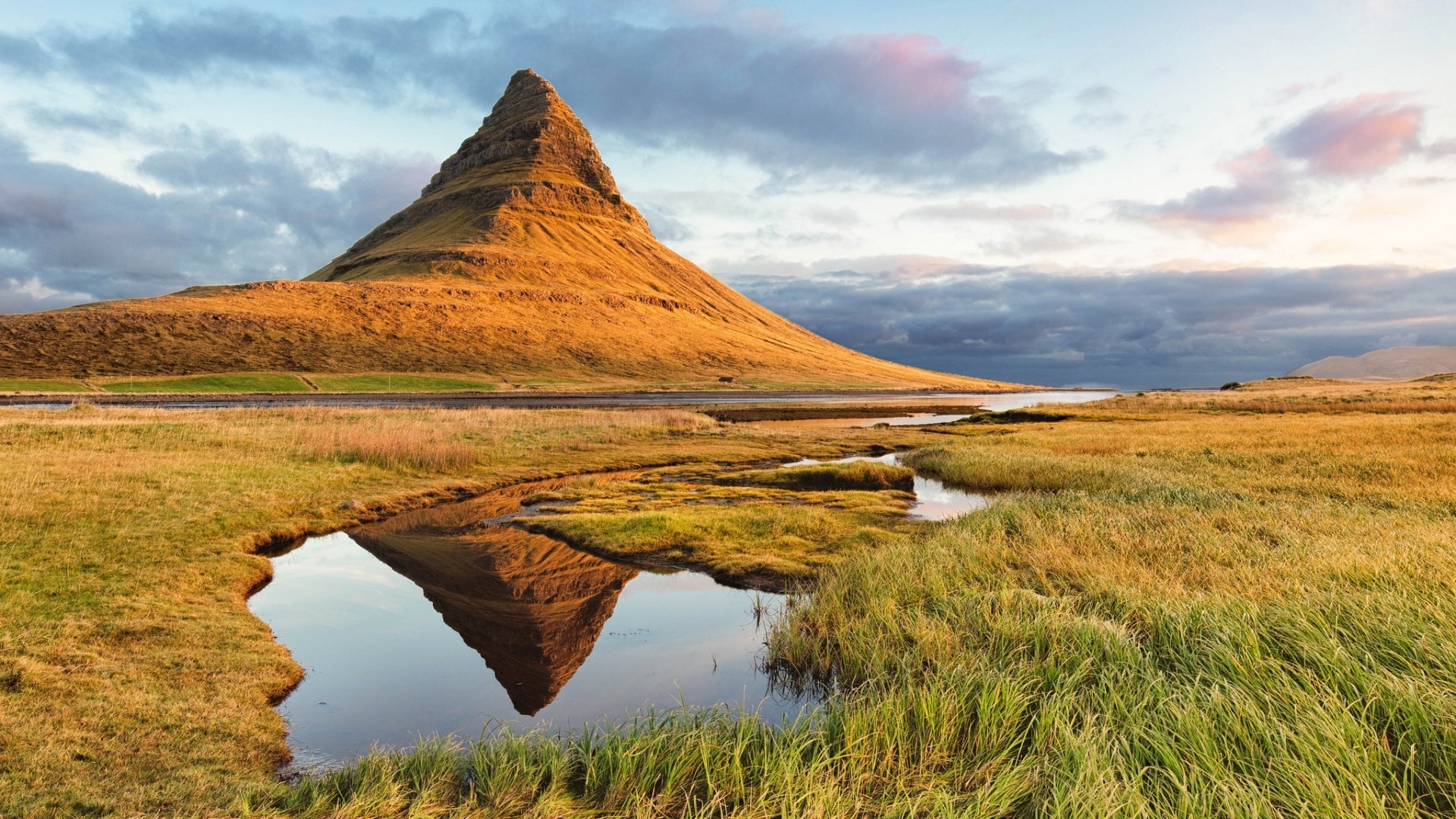 Kirkjufell mountain reflected in water HD Wallpaper