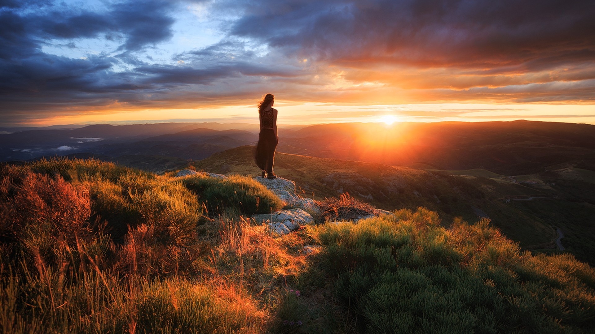 Woman standing on a mountain at sunset HD Wallpaper