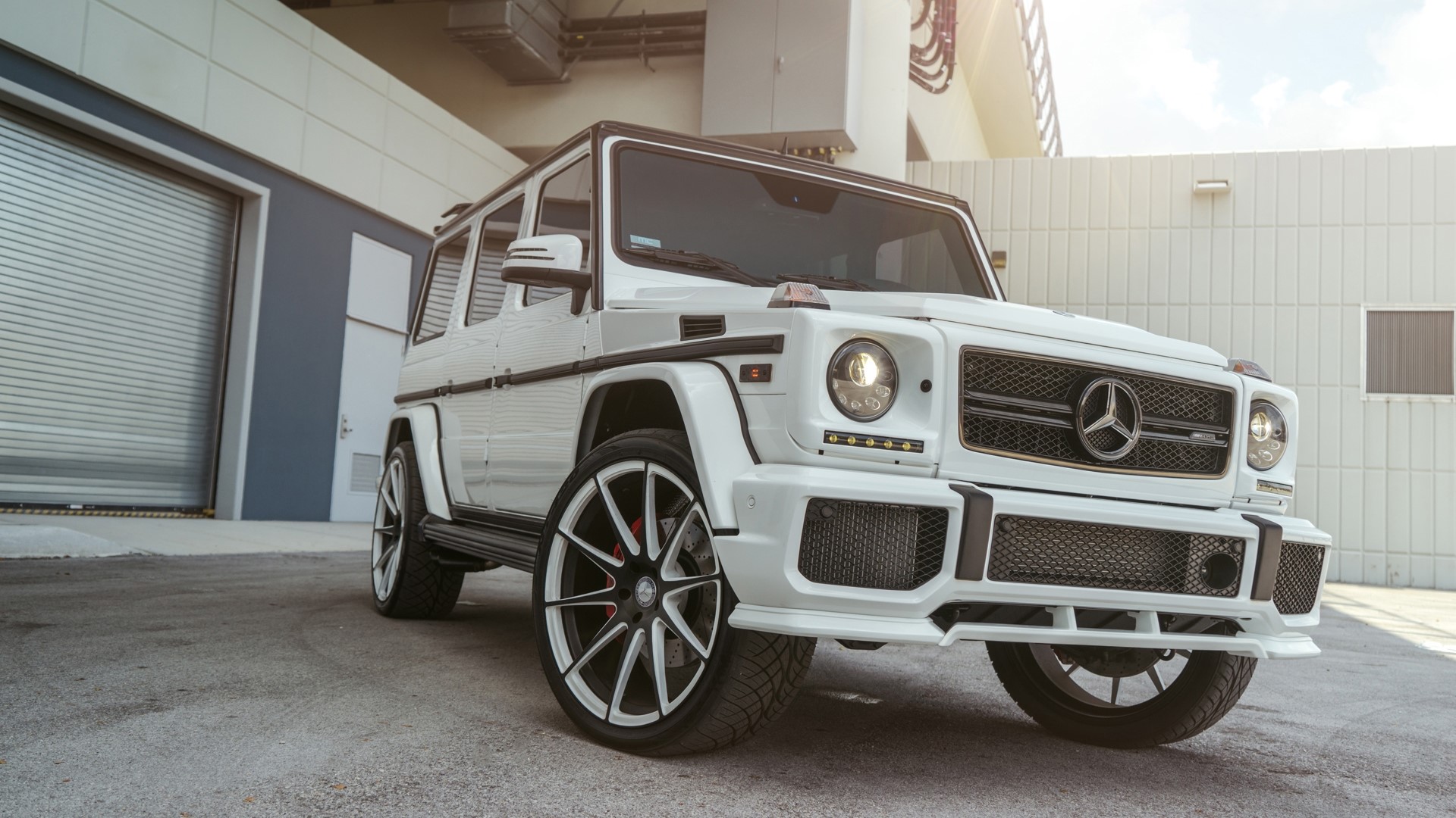 White Mercedes-Benz G 63 AMG parked outdoors HD Wallpaper
