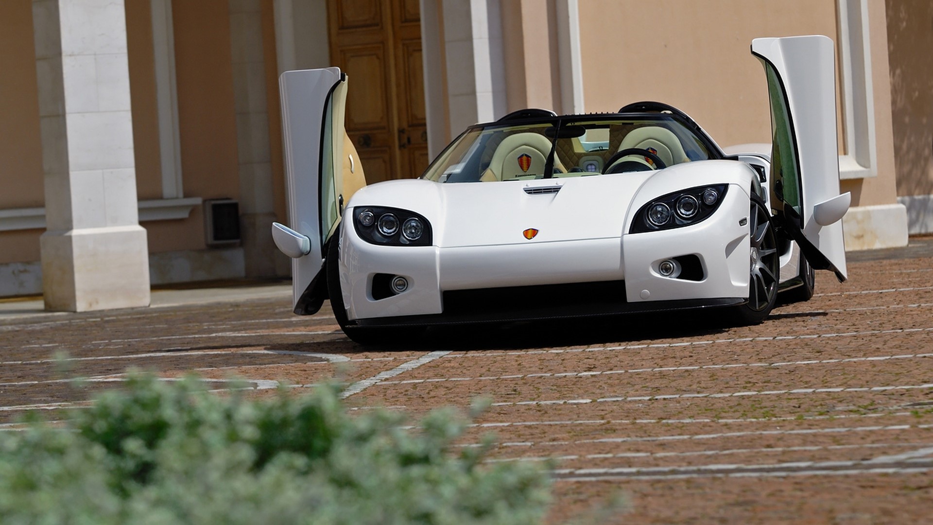 White Koenigsegg CCX with doors open HD Wallpaper