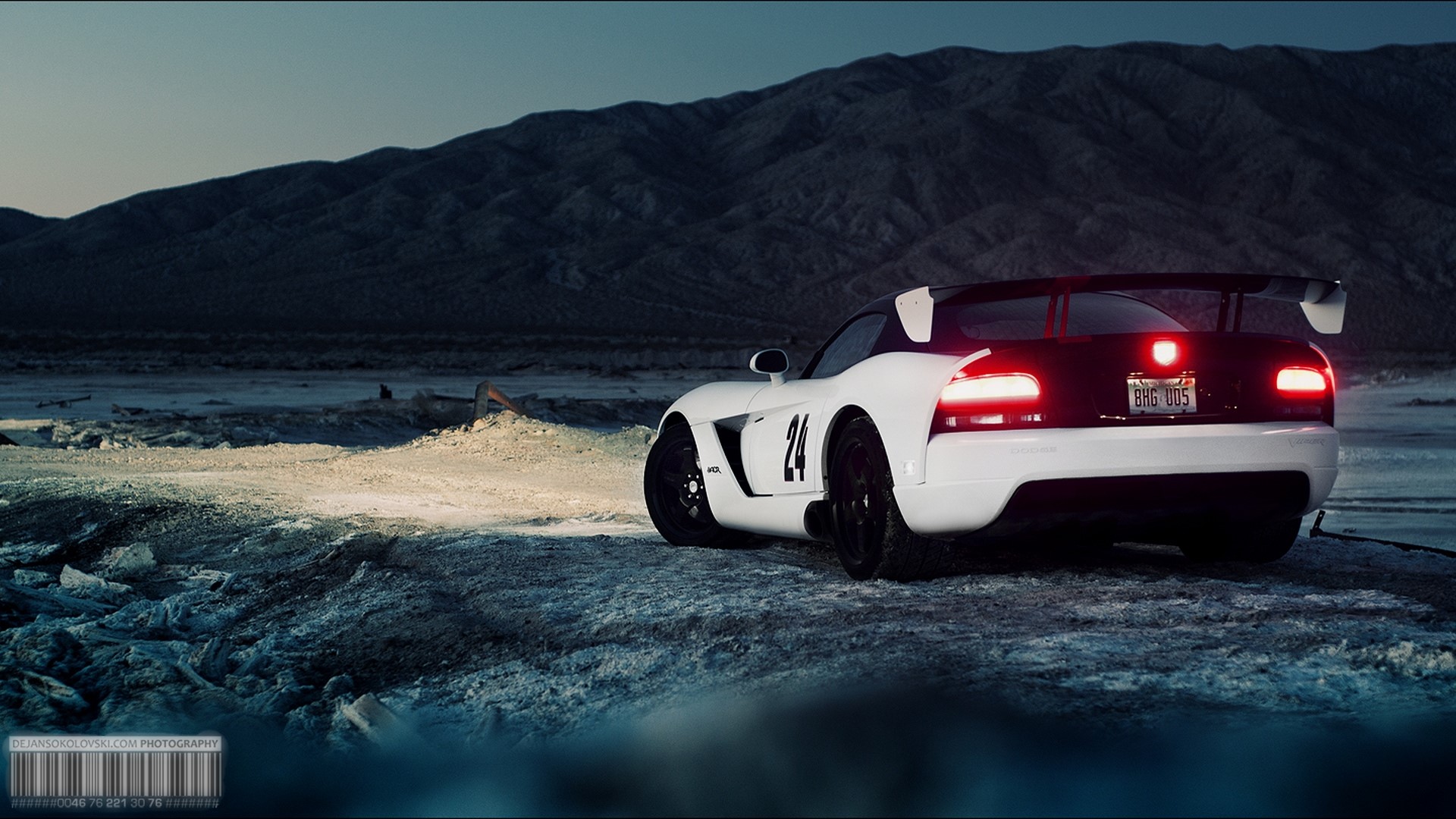 White Dodge Viper with racing number 24 HD Wallpaper