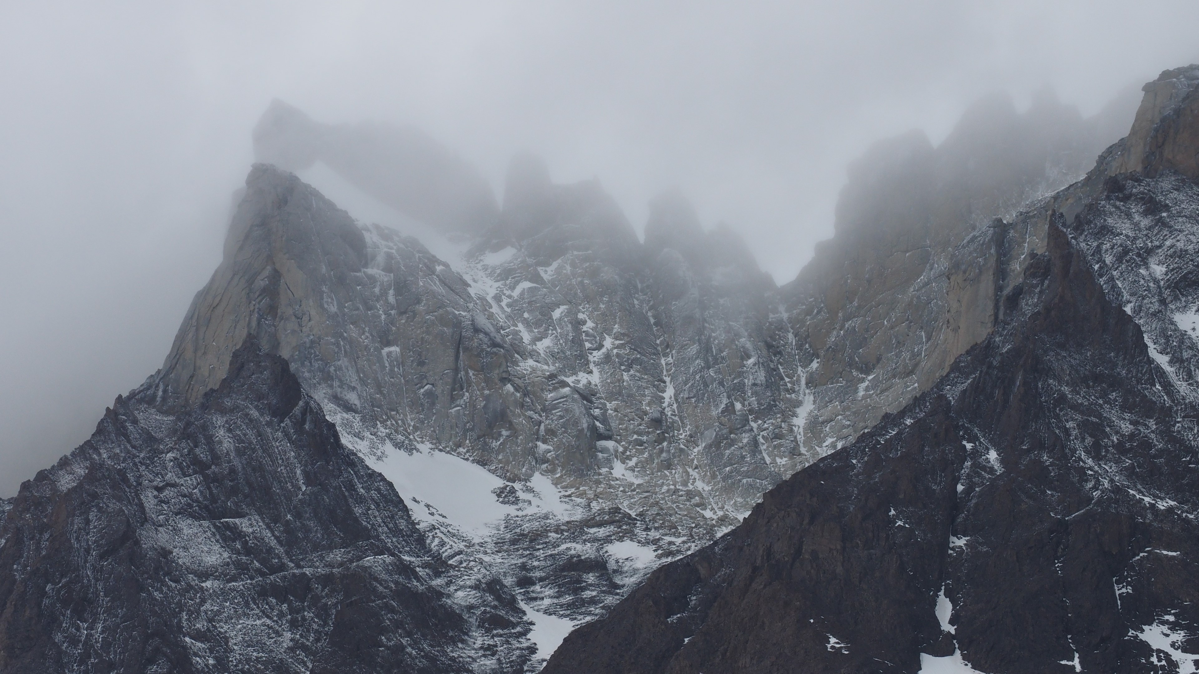 4K Mountains in Fog HD Wallpaper