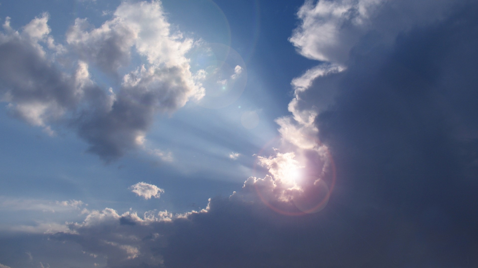 Sunbeams shining through clouds HD Wallpaper