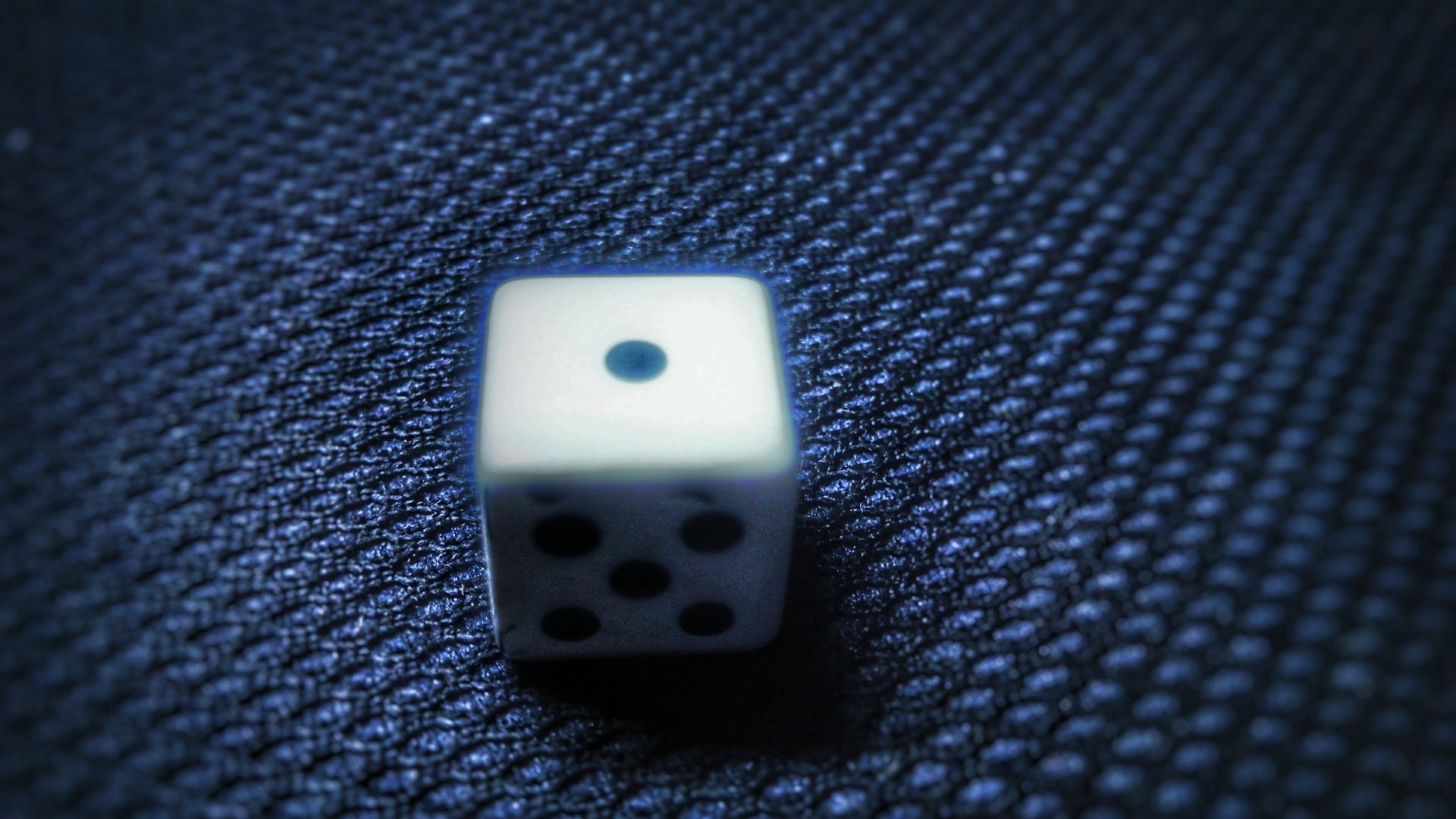 White die with one and five dots HD Wallpaper
