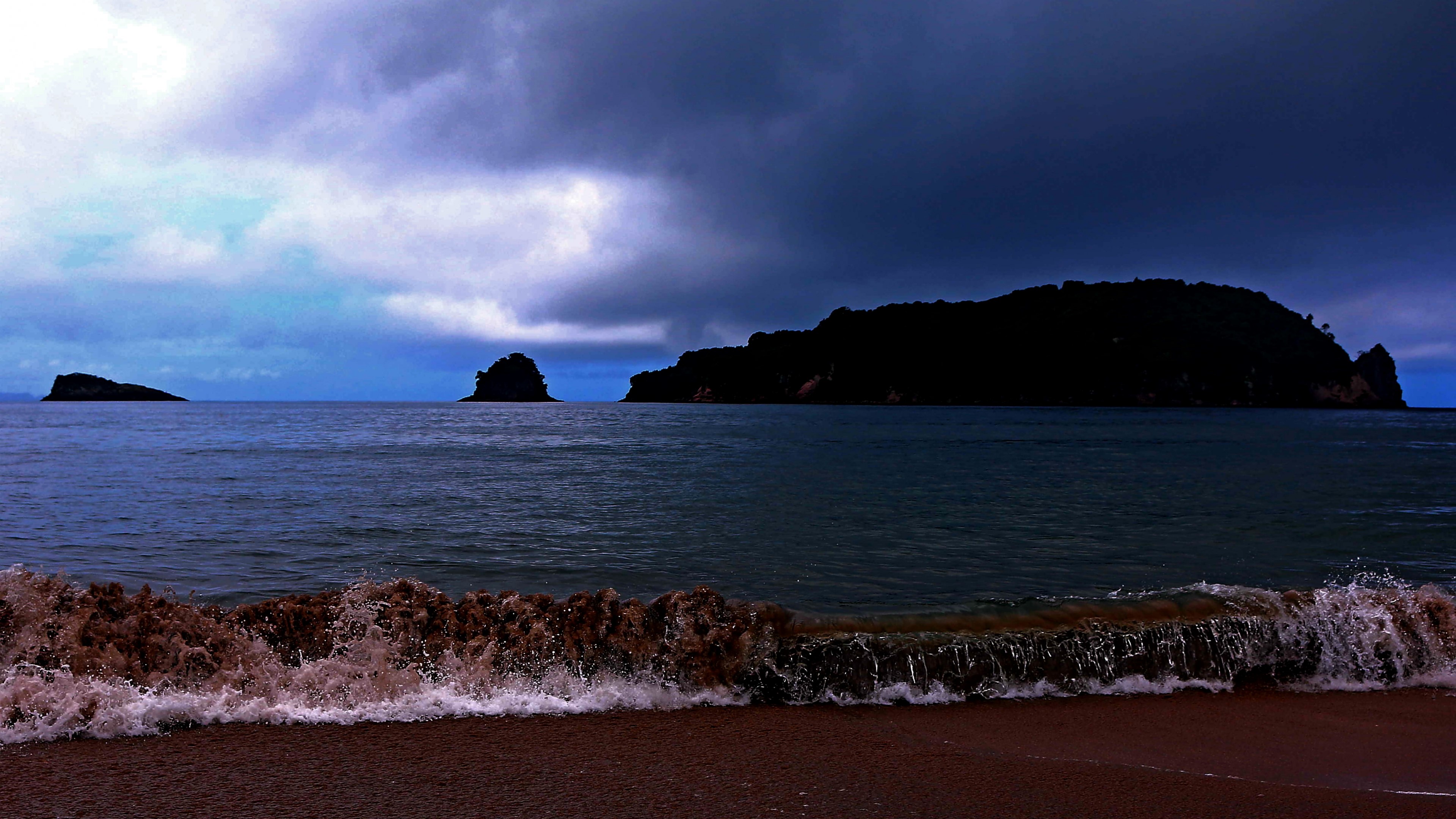 4K Ocean Islands Under Dark Clouds HD Wallpaper