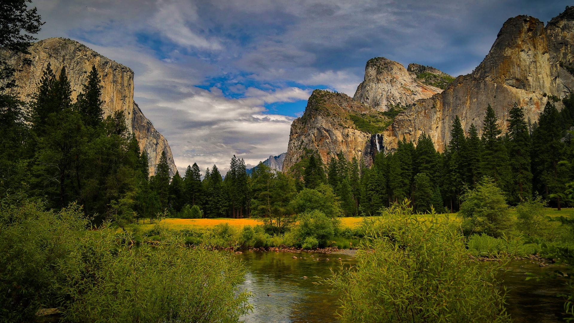 Yosemite National Park landscape with mountains and river HD Wallpaper