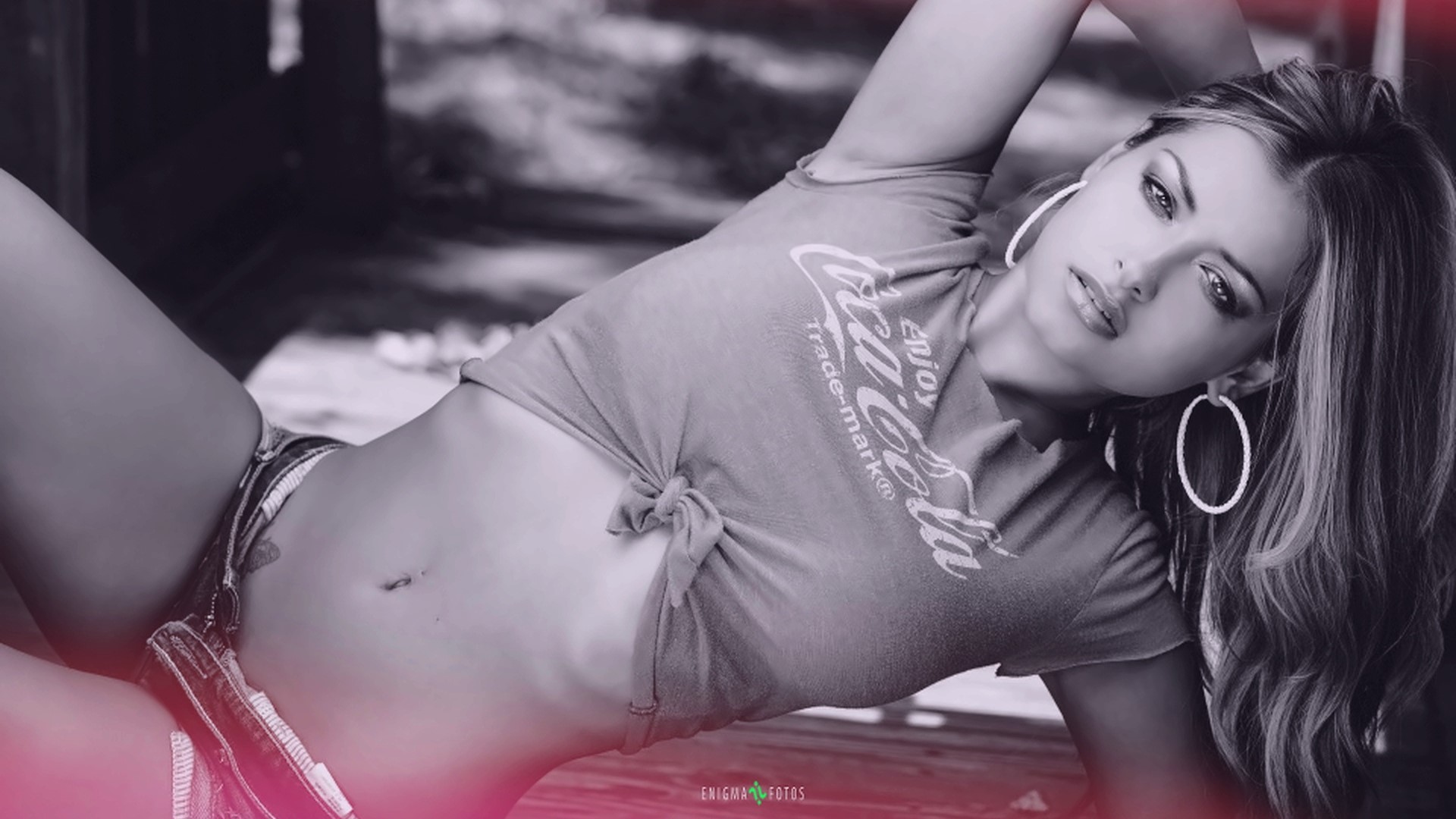 Model wearing Coca-Cola t-shirt and denim shorts HD Wallpaper