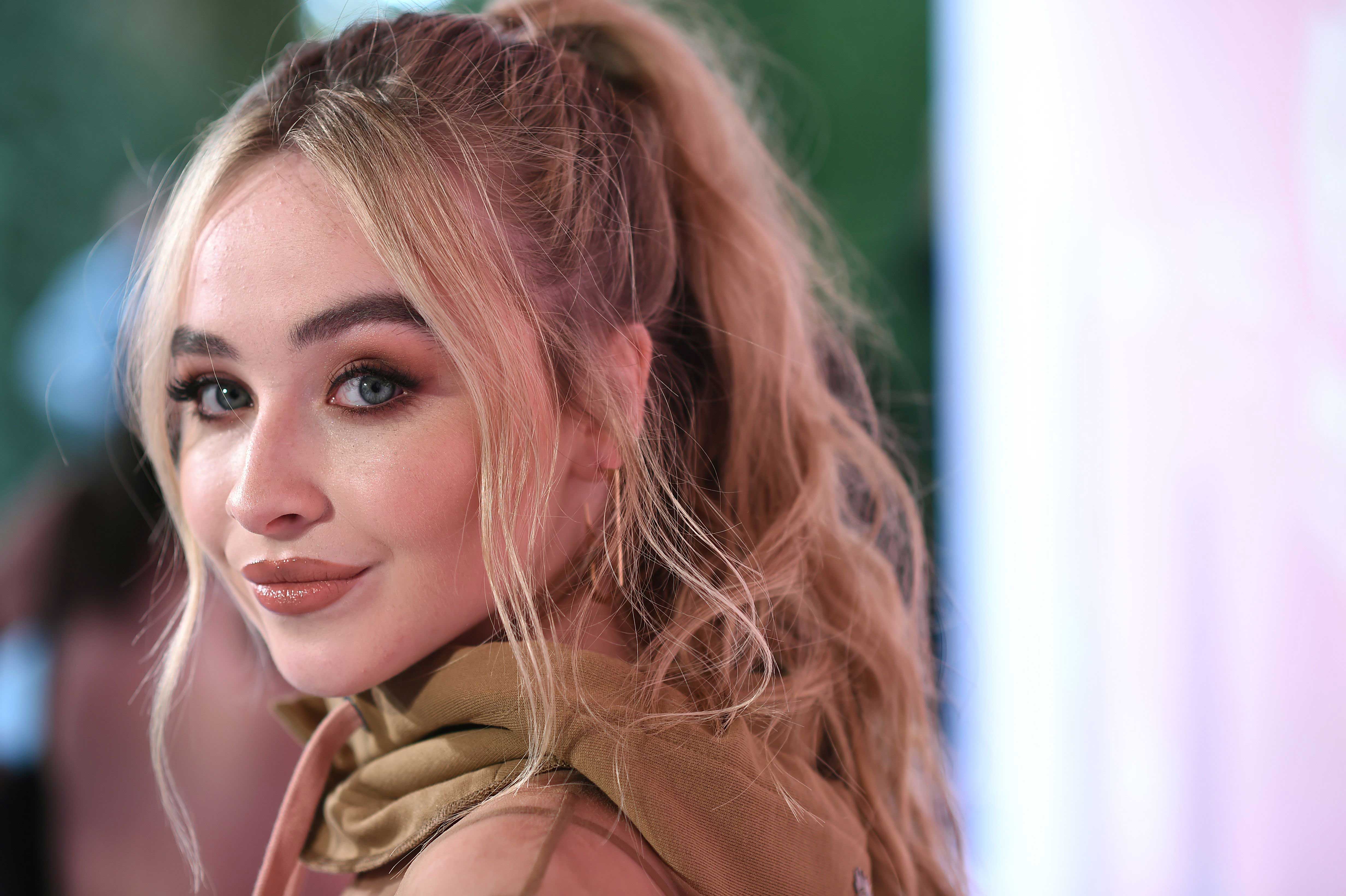 Sabrina Carpenter HD Wallpaper