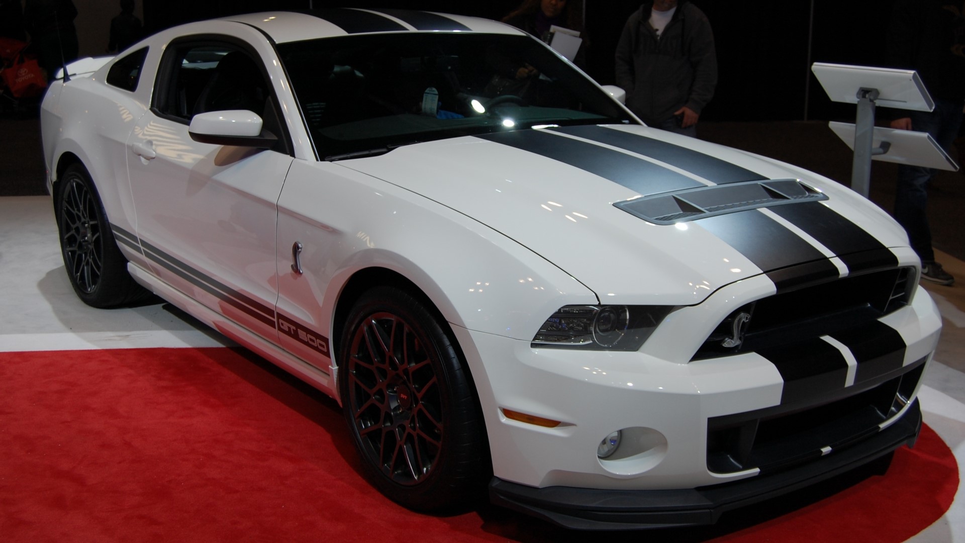 White Ford Mustang GT 500 with black stripes HD Wallpaper