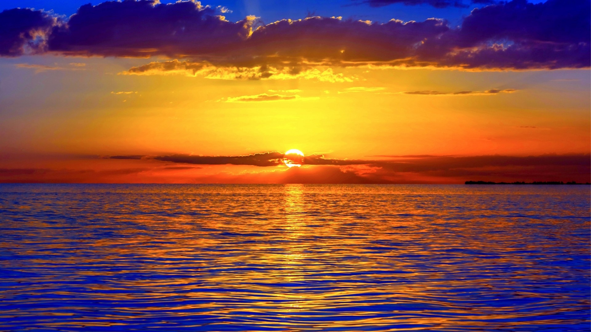 Sunset over the ocean HD Wallpaper