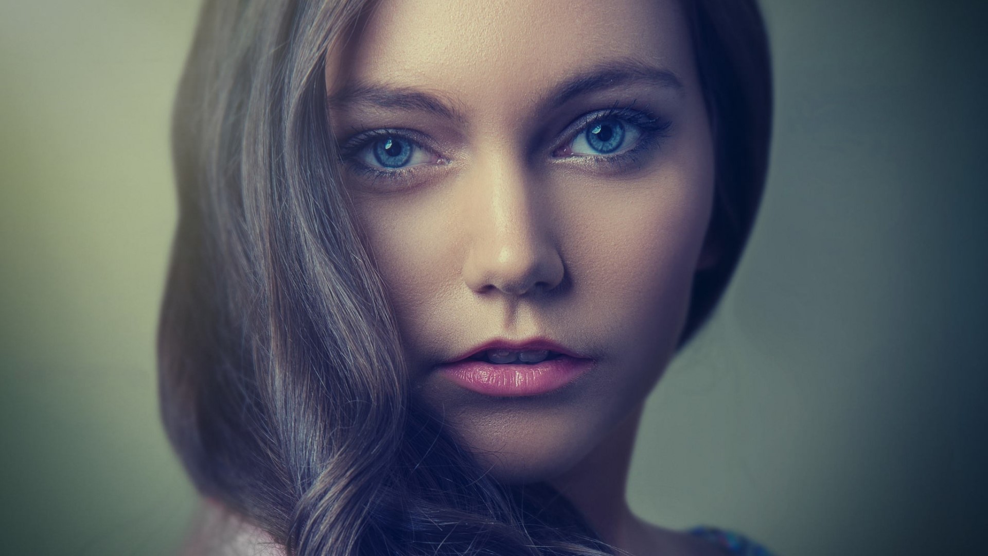Woman with blue eyes and brown hair HD Wallpaper