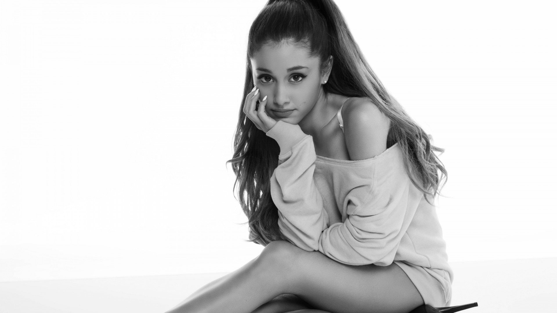 Ariana Grande HD Wallpaper
