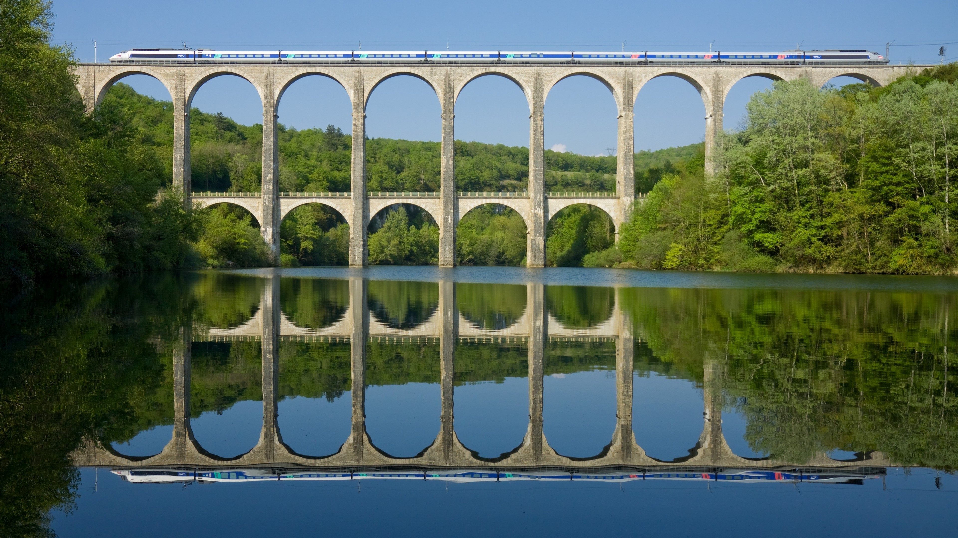 Train on a Roman Arch Bridge in France HD Wallpaper