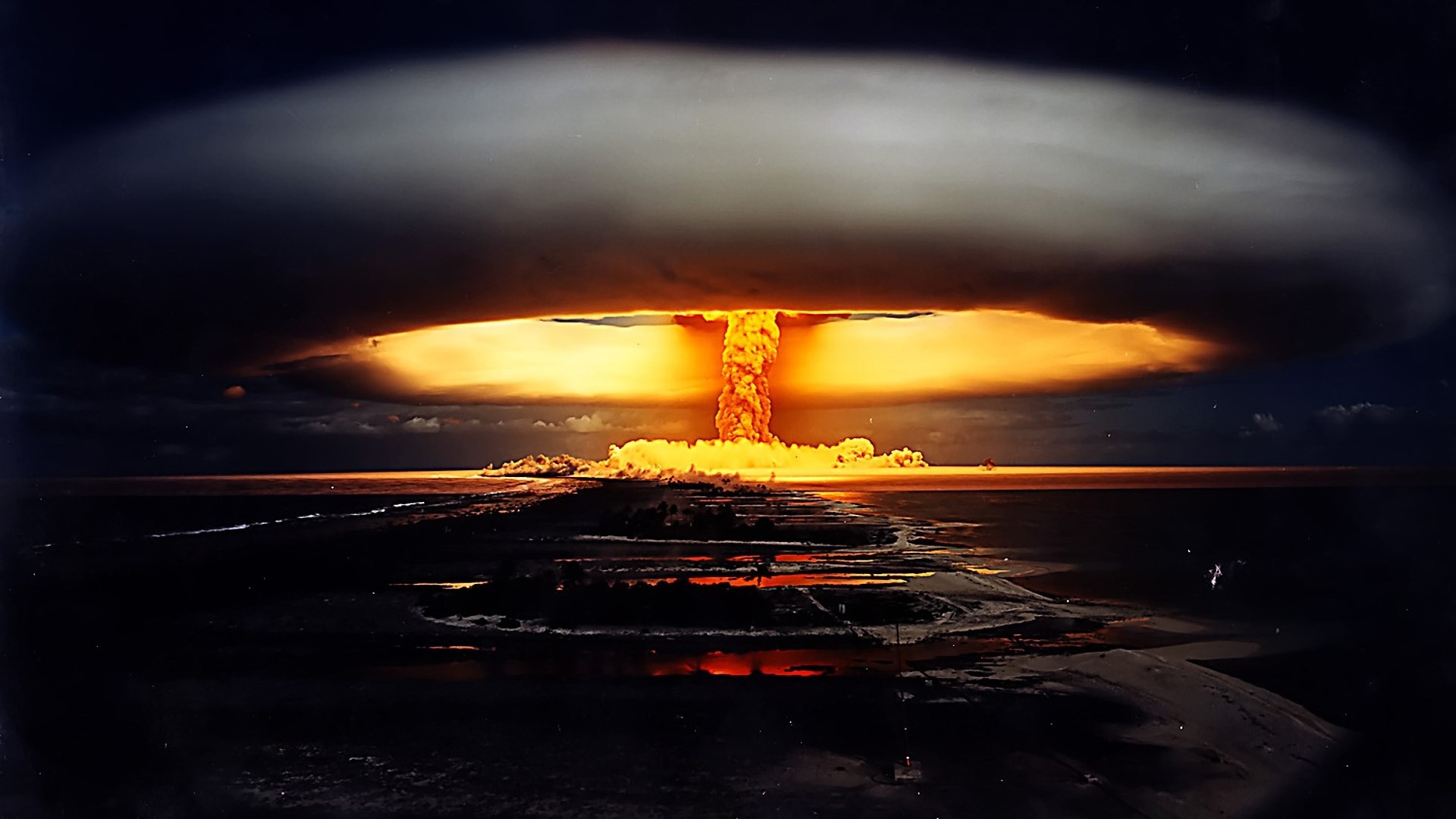 Nuclear explosion over the ocean HD Wallpaper