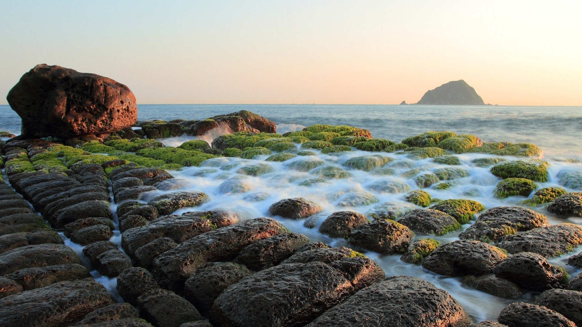 Mossy Rocks and Ocean Waves at Sunset HD Wallpaper