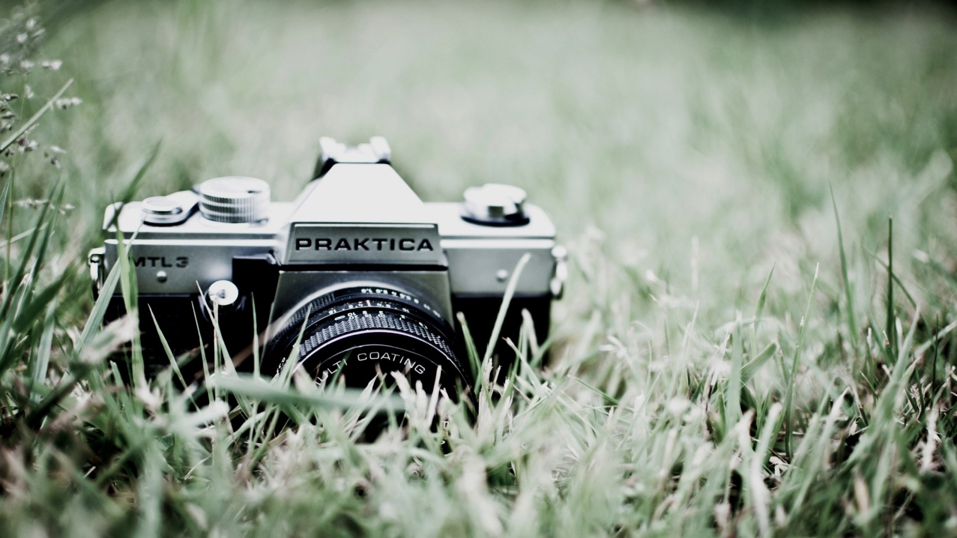 Old Praktica MTL 3 camera in grass HD Wallpaper