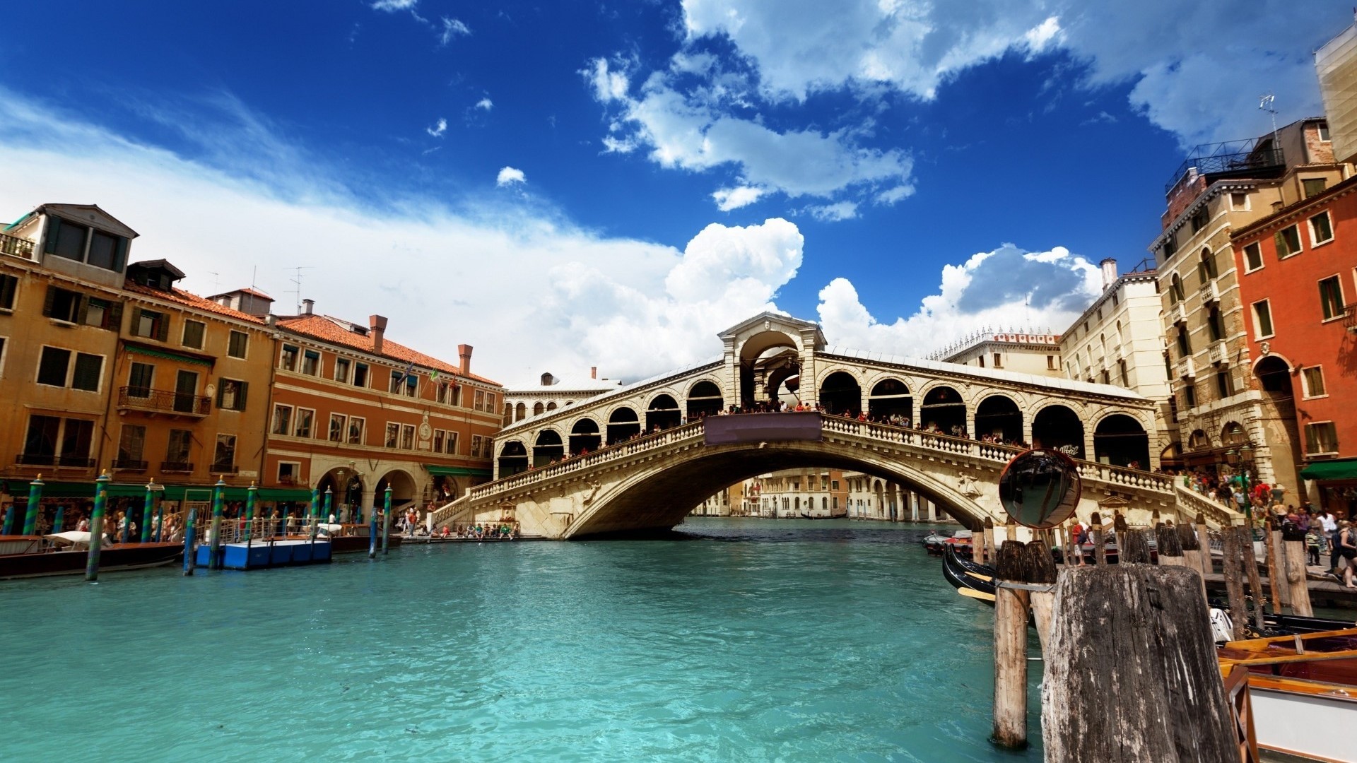 The Rialto Bridge in Venice HD Wallpaper