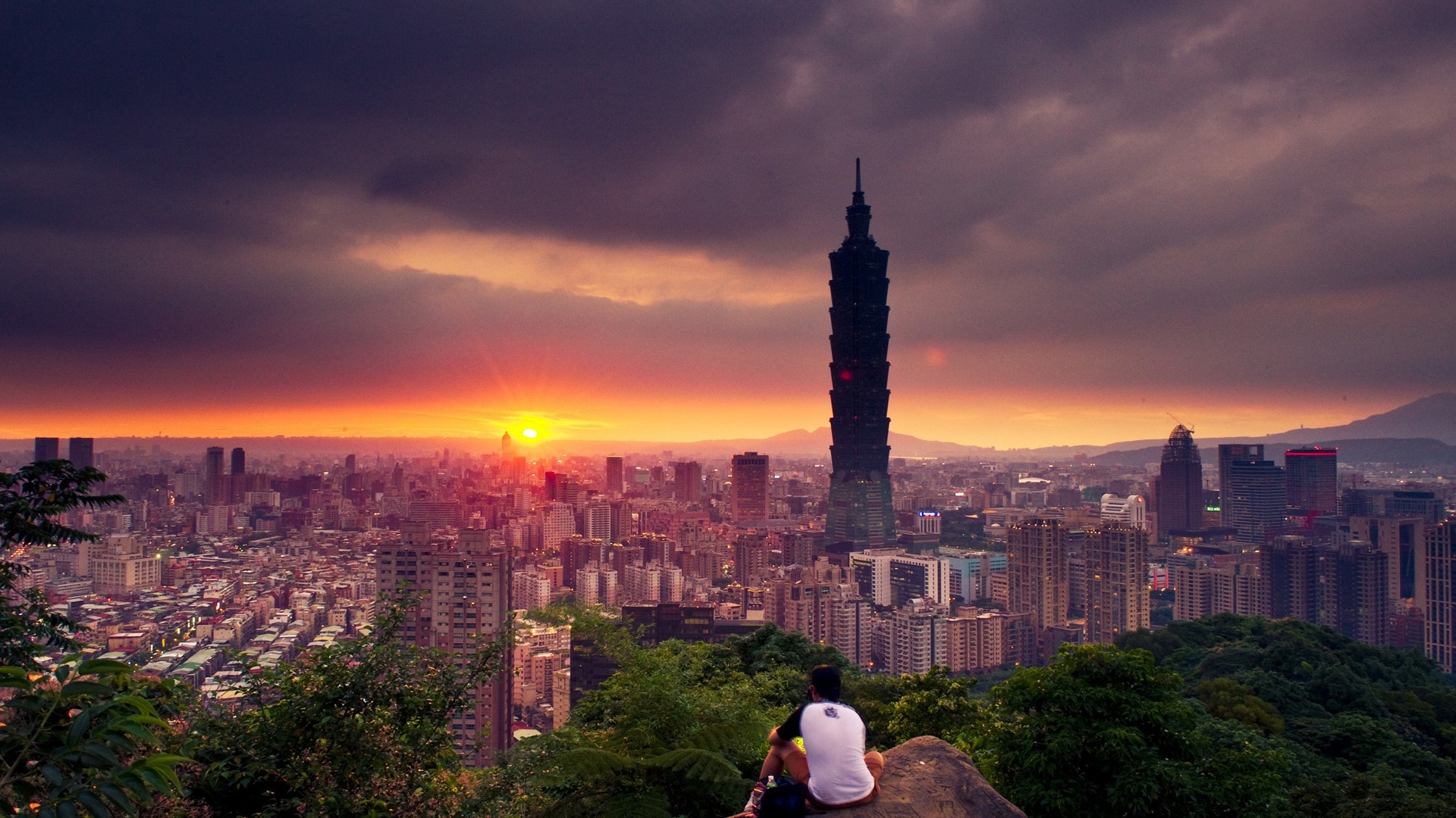 Person watching sunset over Taipei skyline with Taipei 101 HD Wallpaper