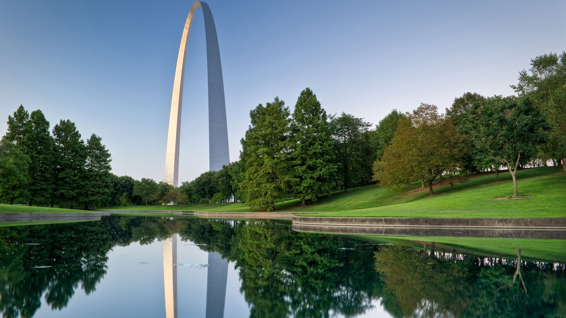 Gateway Arch National Park with pond reflection HD Wallpaper