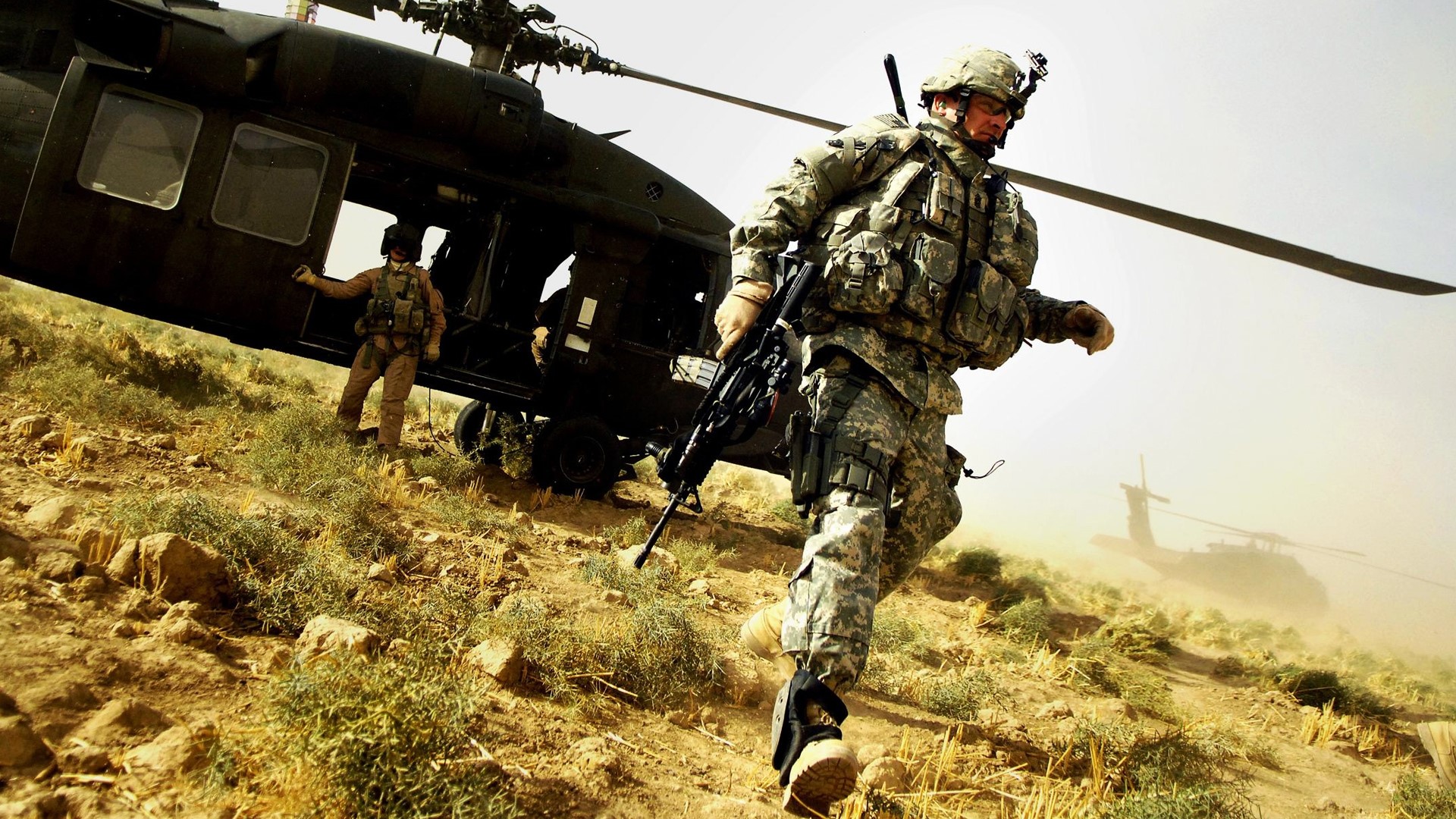 US Army soldiers disembarking from a helicopter HD Wallpaper
