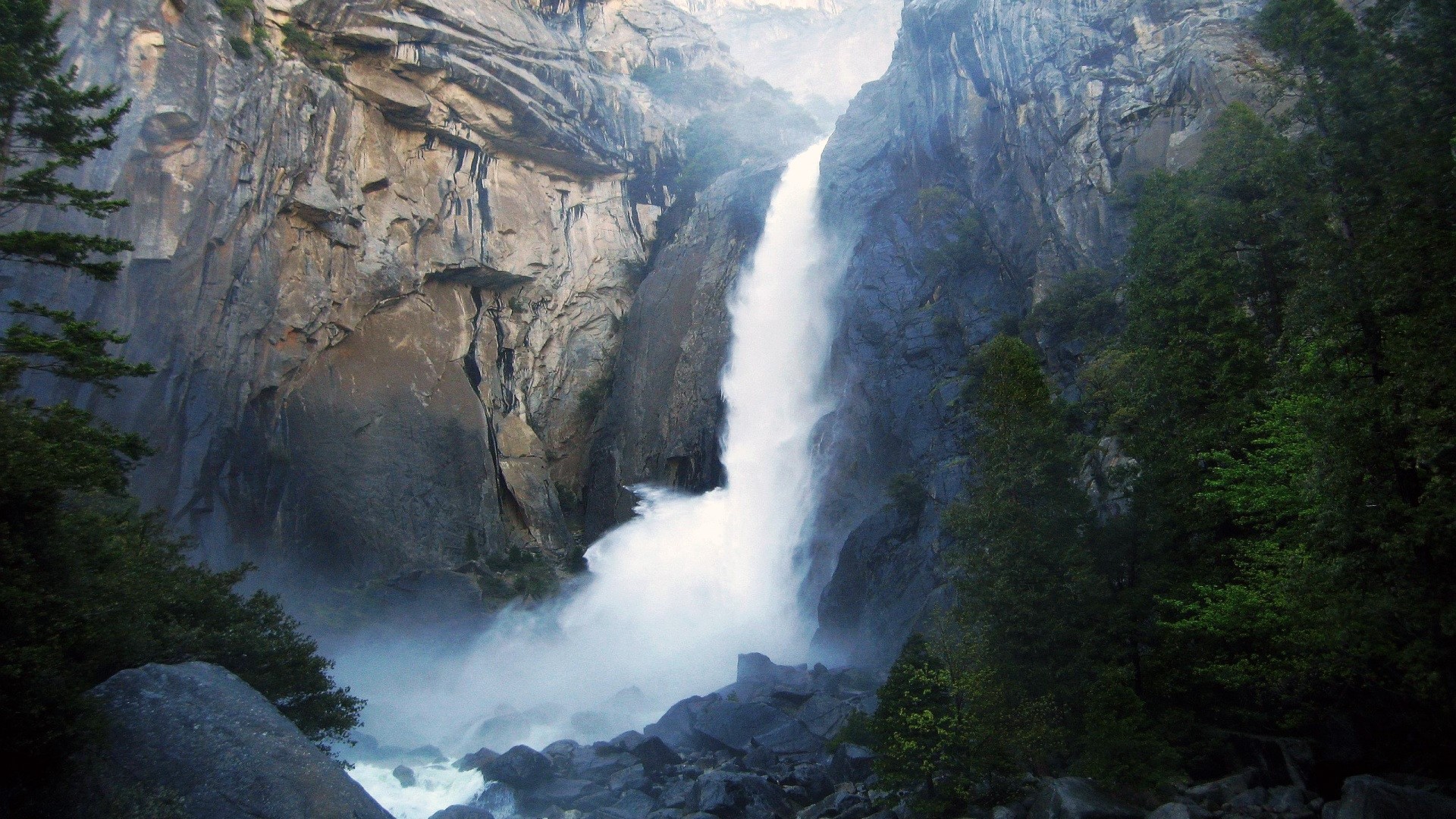 Yosemite Falls in Yosemite National Park HD Wallpaper