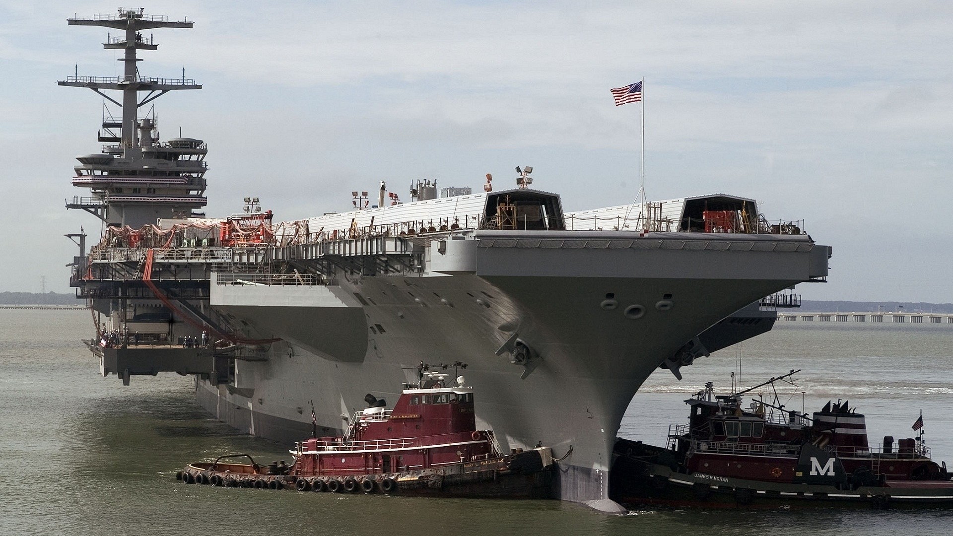 Aircraft carrier being assisted by tugboats HD Wallpaper