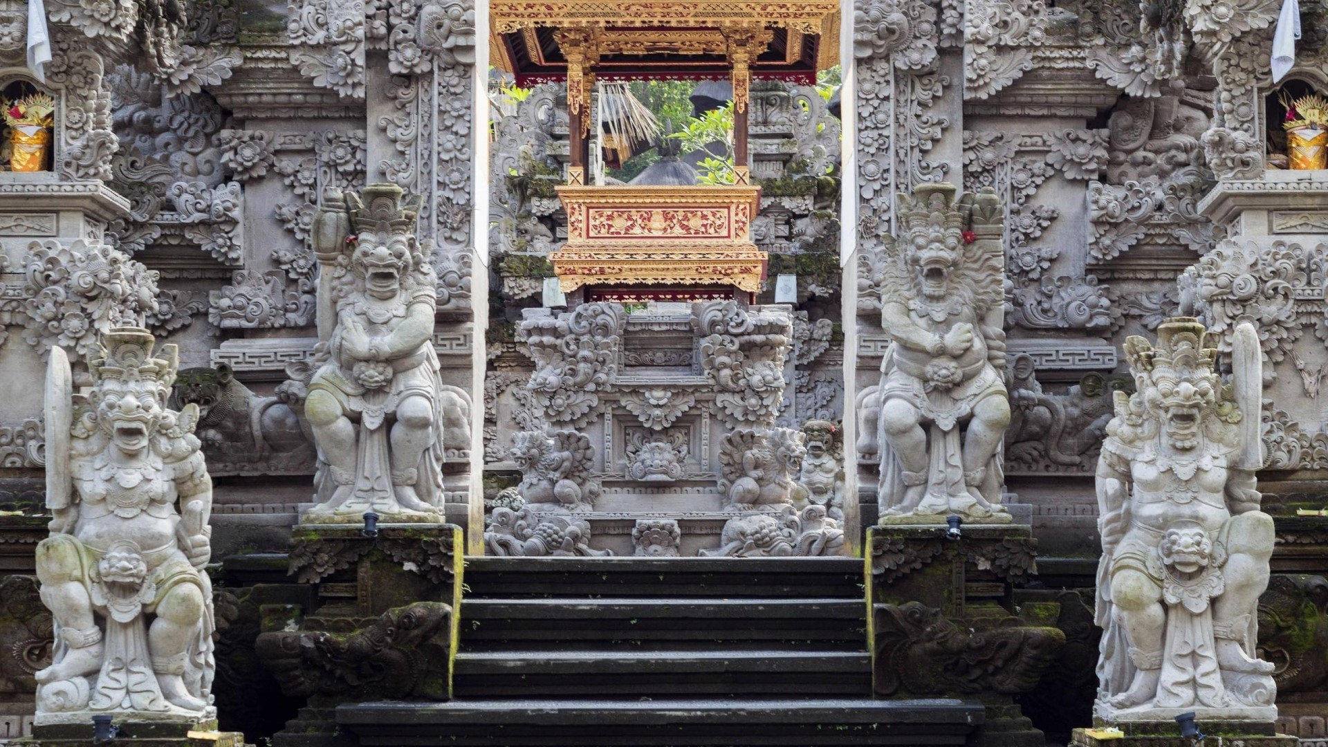 Stone statues guard entrance to Tjampuhan Temple in Bali HD Wallpaper