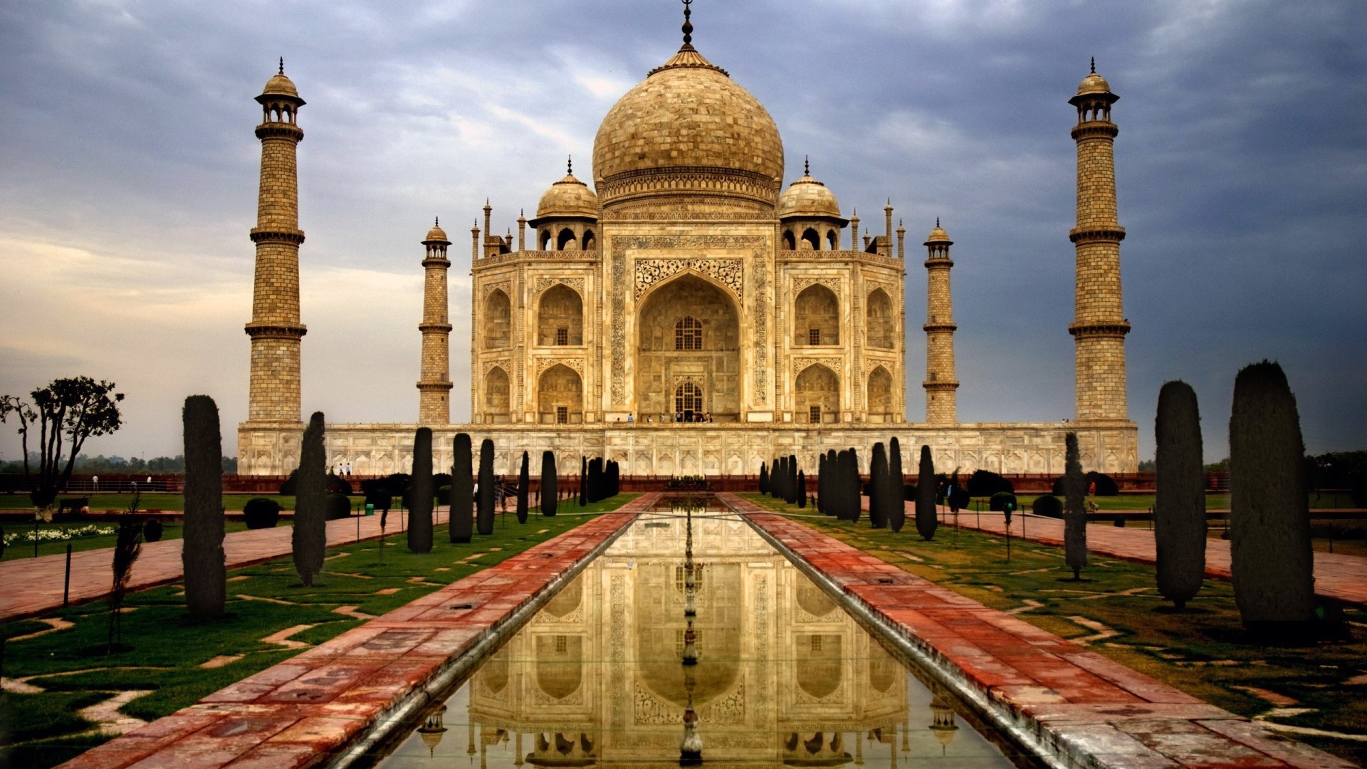 Taj Mahal monument with reflection pool HD Wallpaper