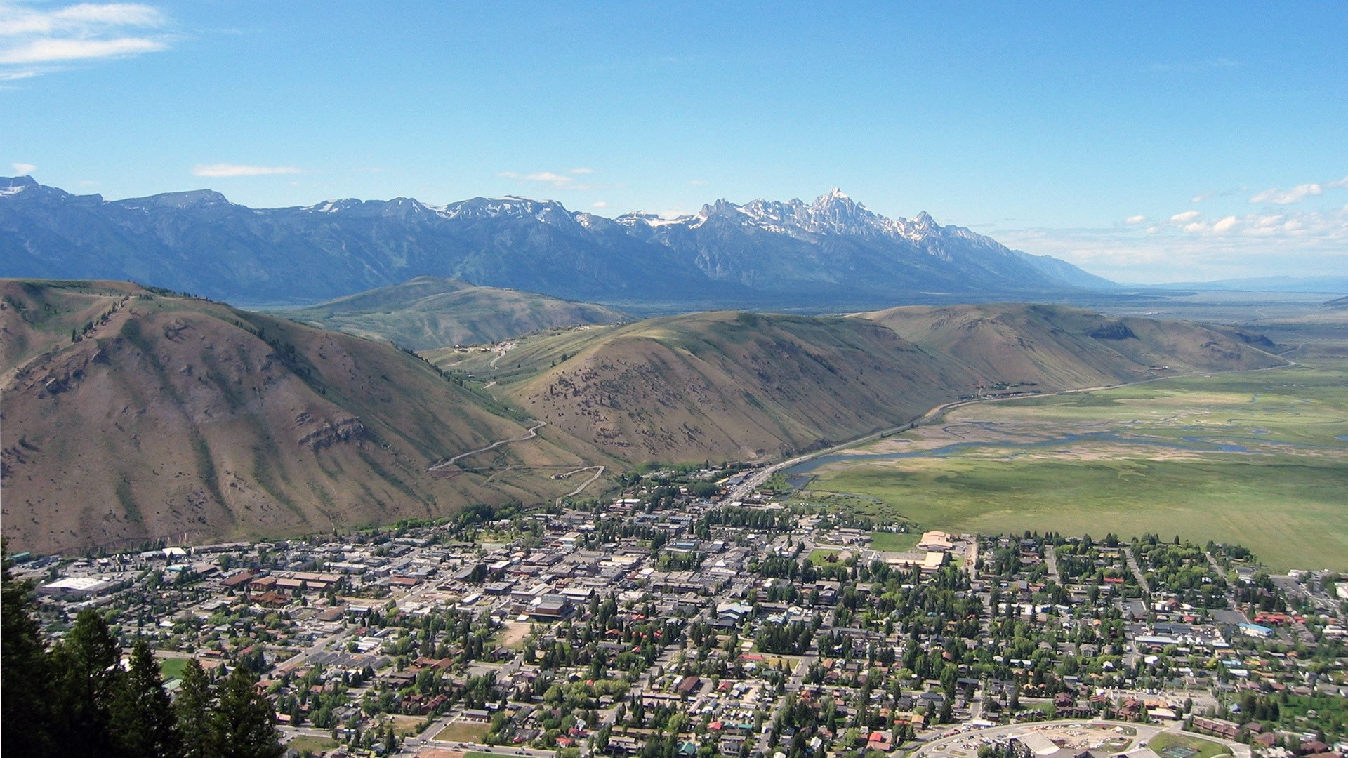 Jackson, Wyoming with Teton Mountain Range HD Wallpaper