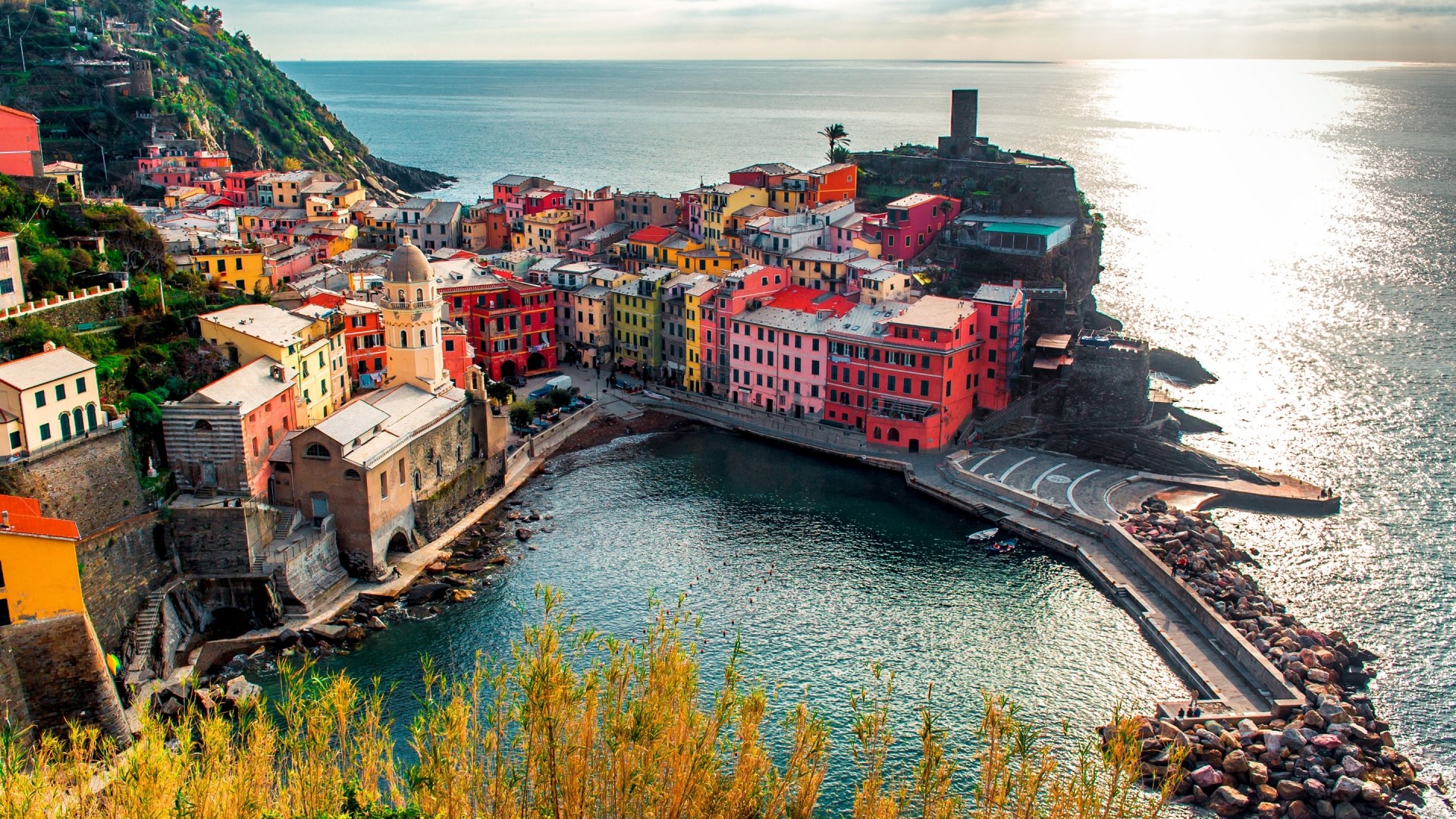 Vernazza, Italy: Colorful Houses on a Cliffside HD Wallpaper