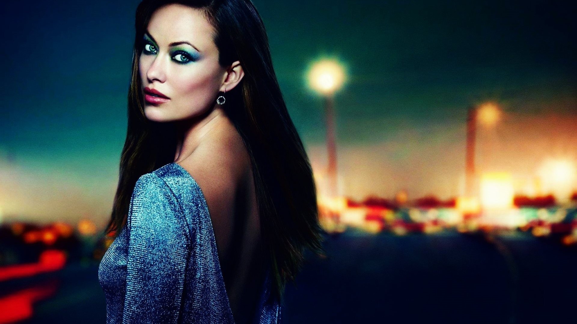 Olivia Wilde looking over her shoulder HD Wallpaper