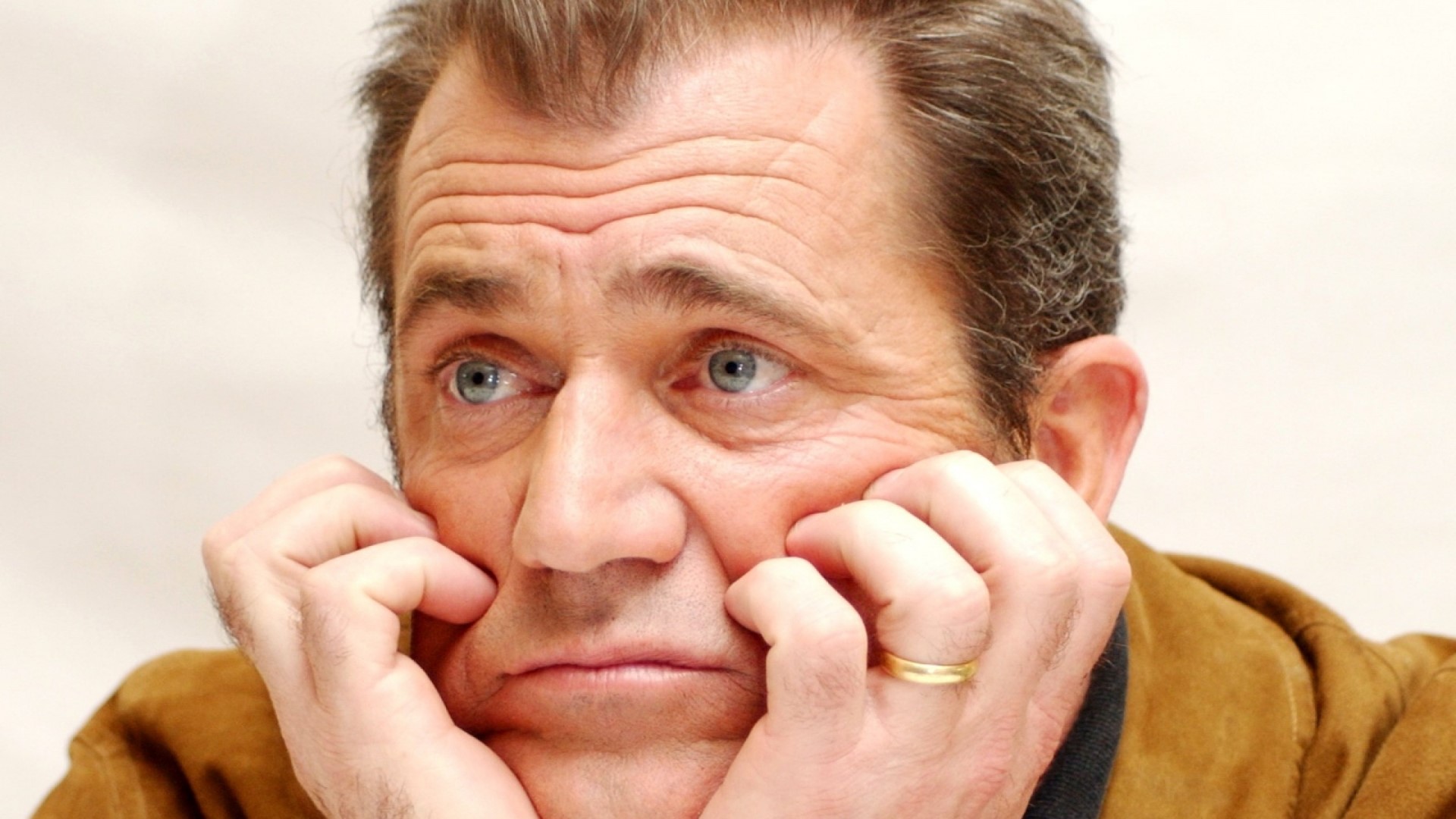 Mel Gibson looking sad HD Wallpaper