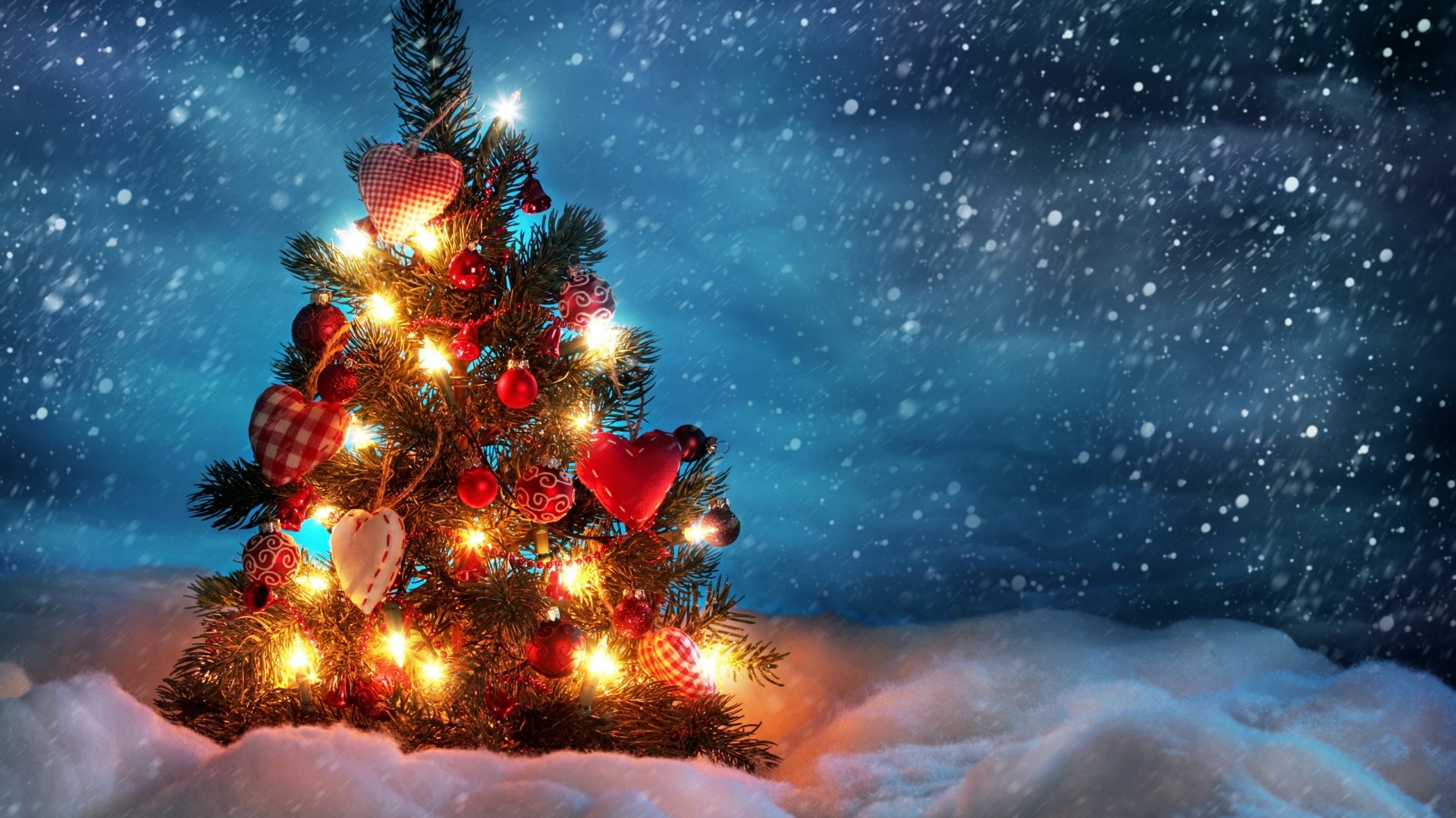 Decorated Christmas Tree in Snow HD Wallpaper