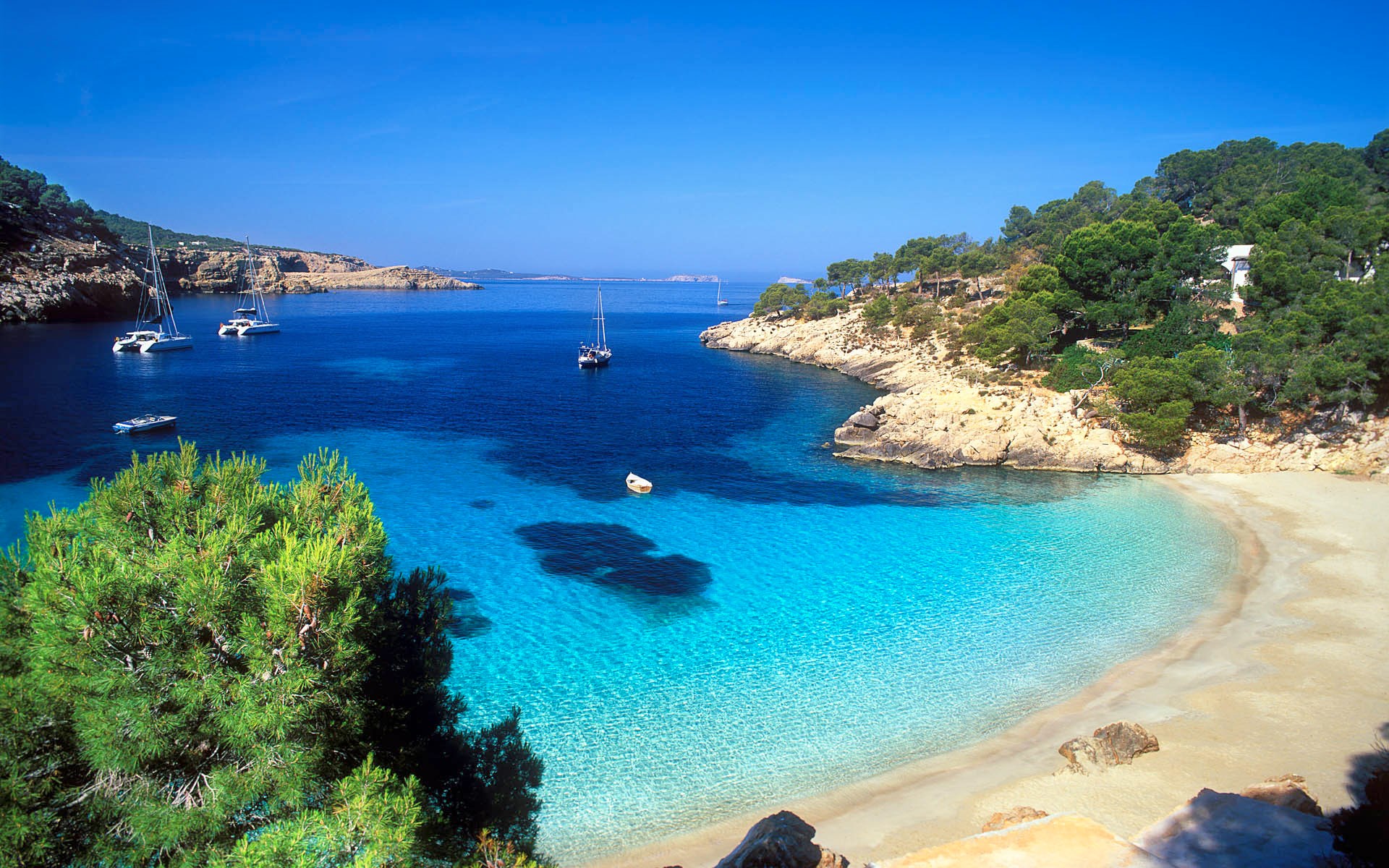 Boats in a tropical bay with a sandy beach HD Wallpaper