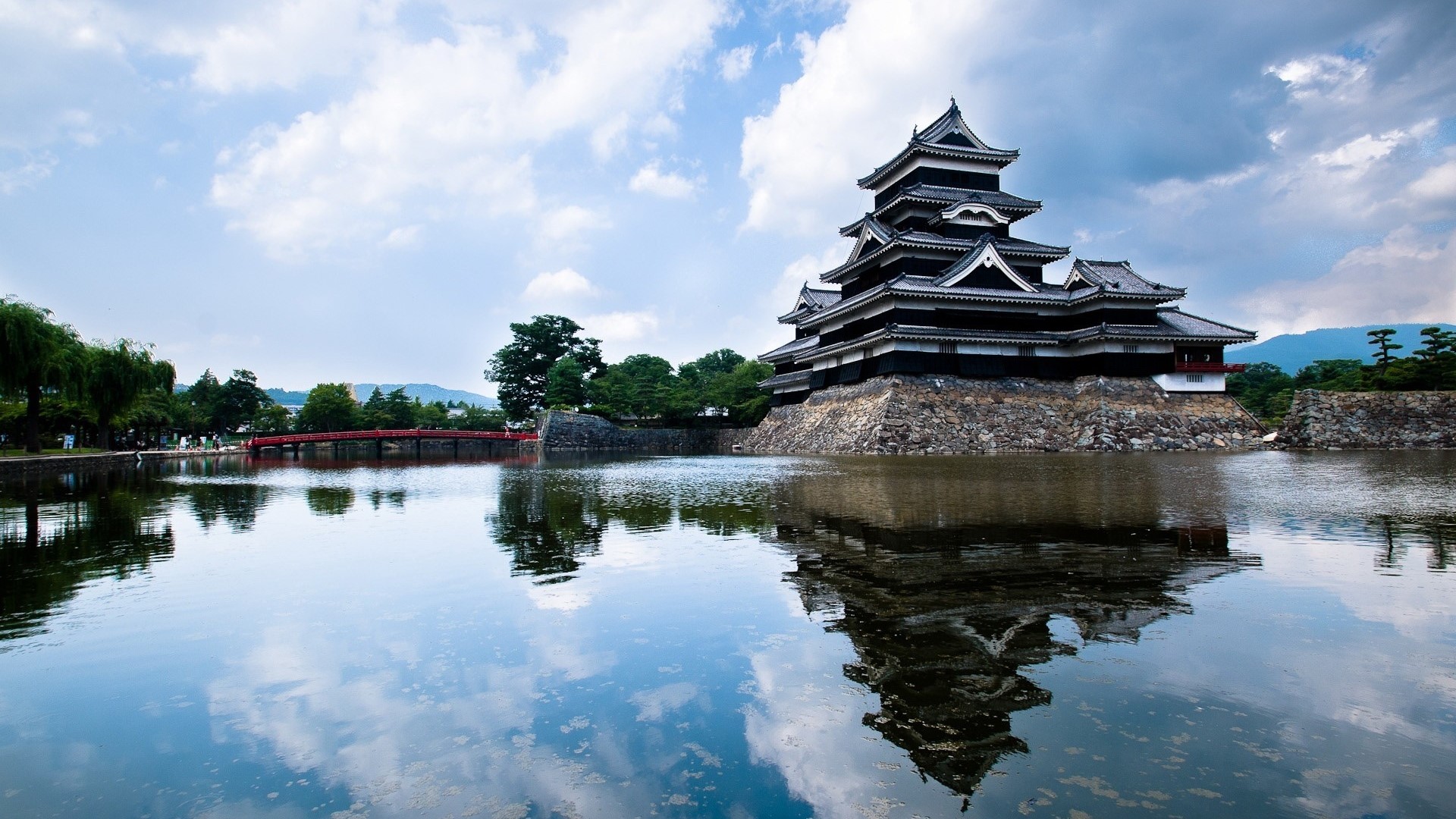 Matsumoto Castle reflected in water HD Wallpaper