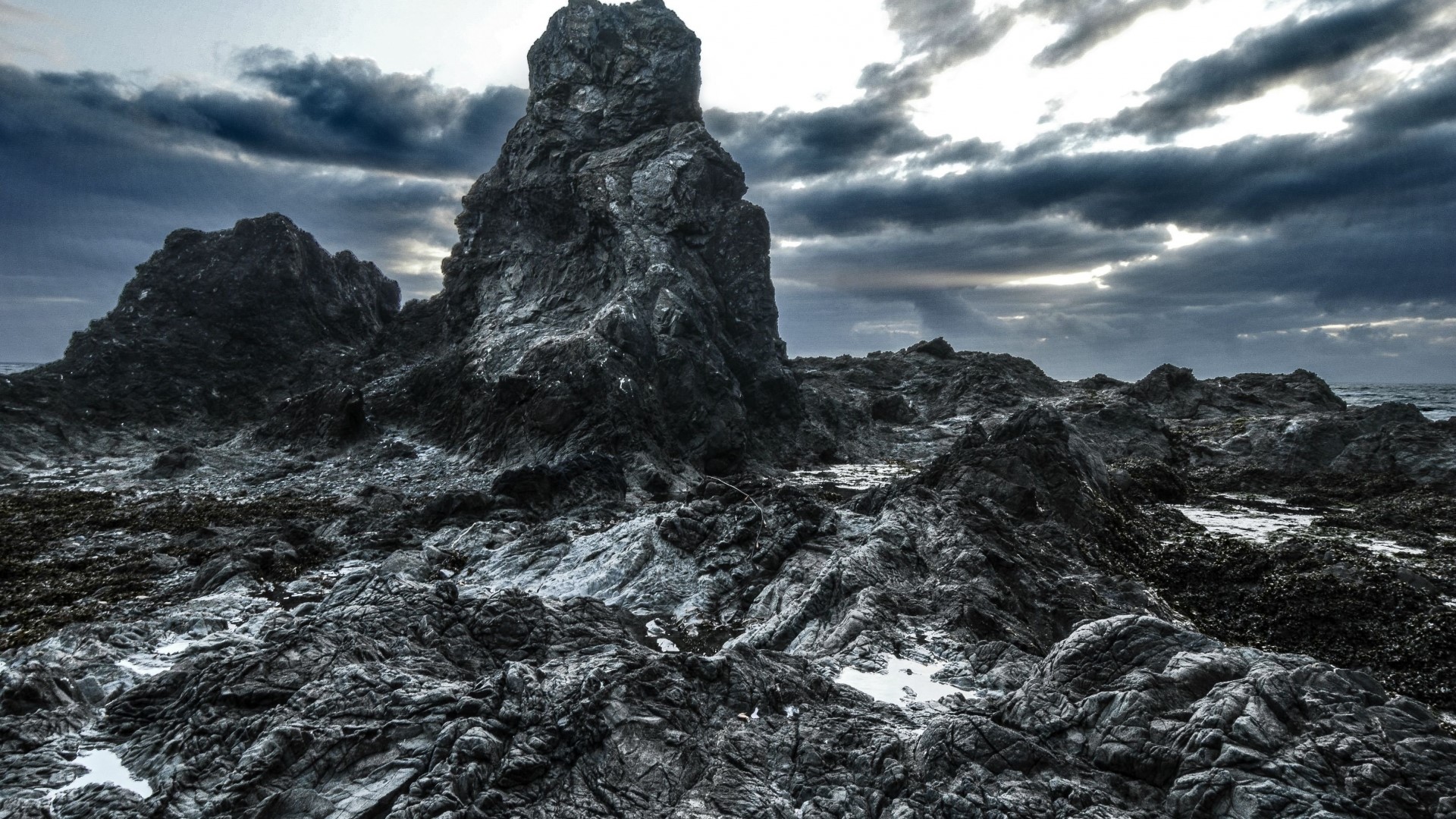 Rocky coastline with dramatic clouds HD Wallpaper