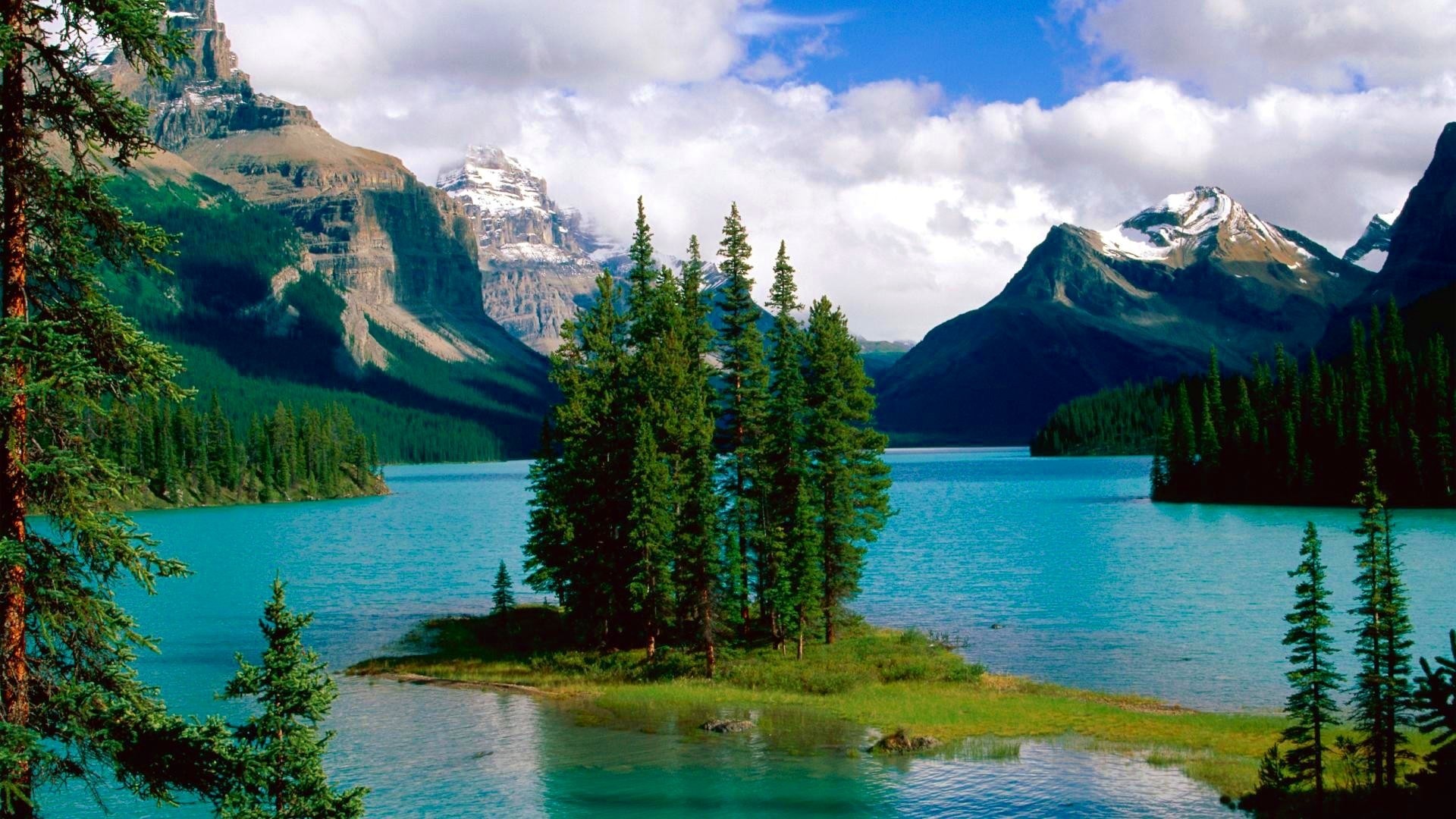 Maligne Lake and Spirit Island with Mountains HD Wallpaper