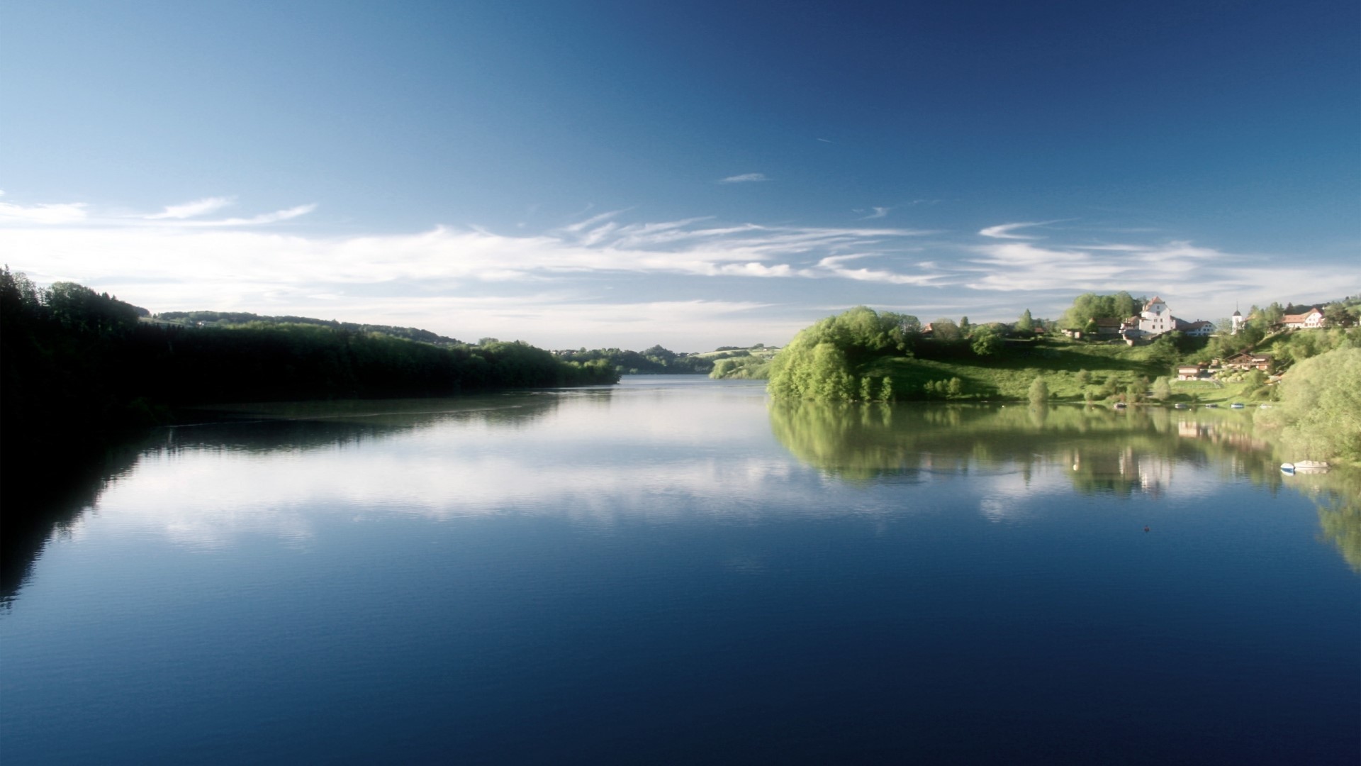 Lake with trees and houses HD Wallpaper