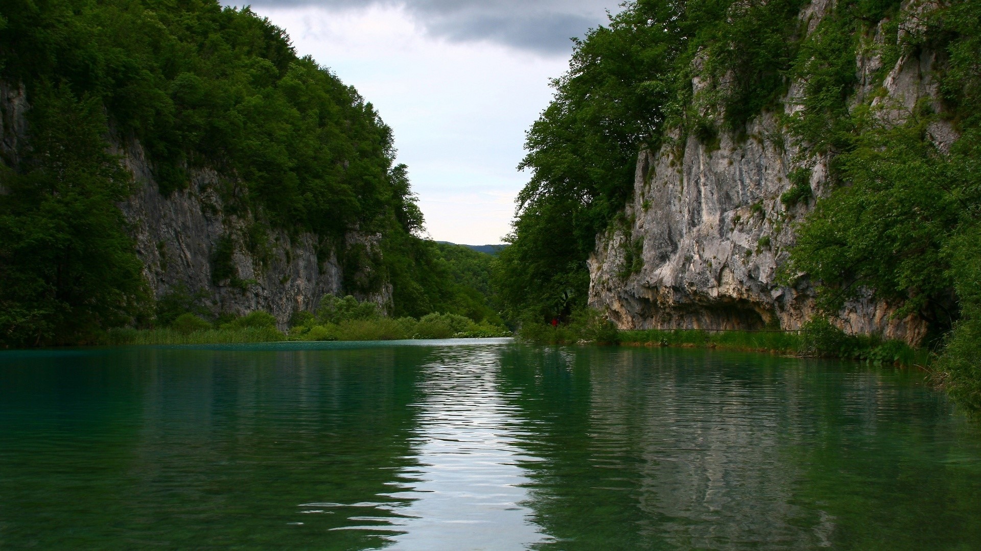 Green River Between Rocky Cliffs HD Wallpaper