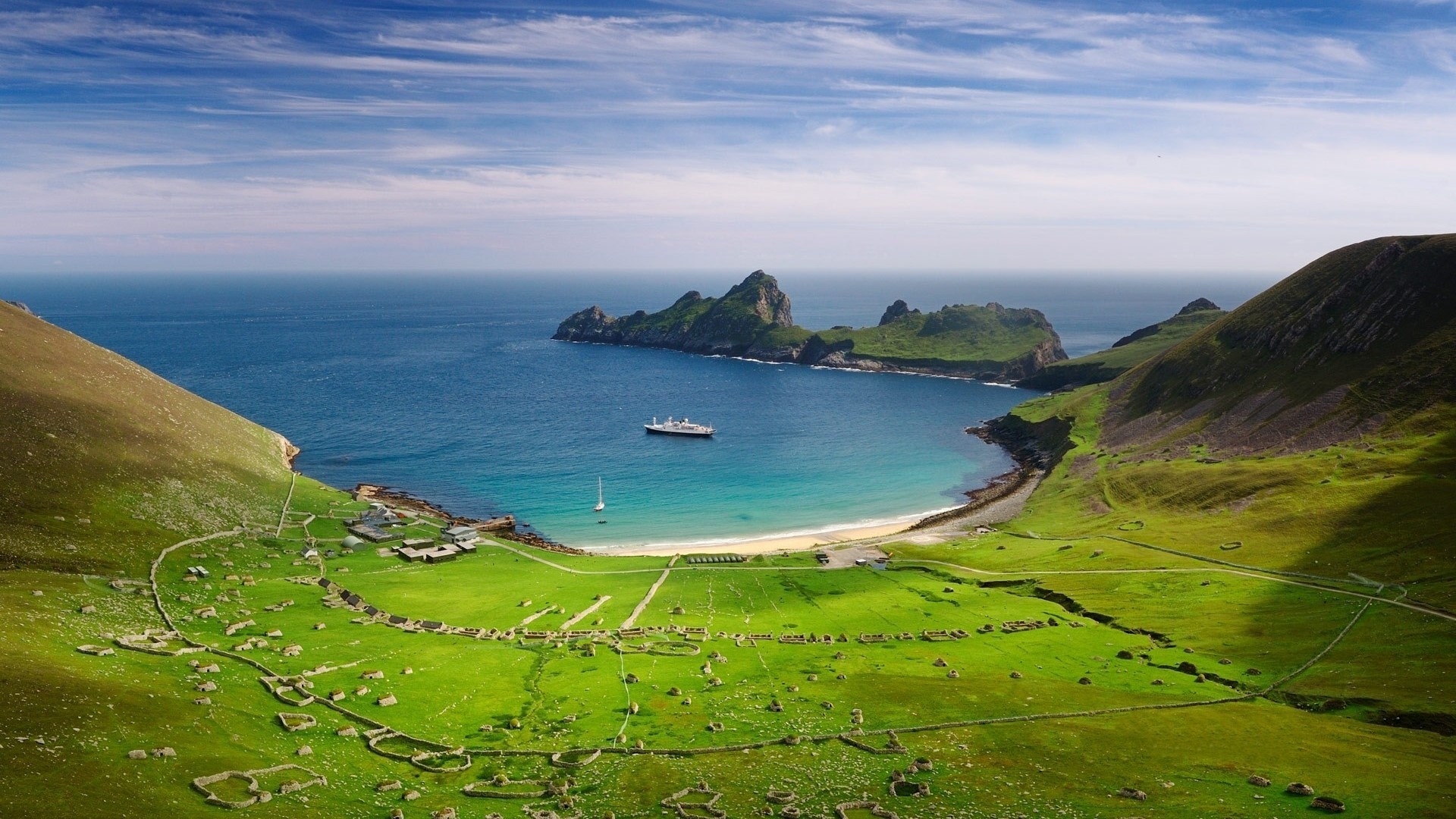 Bay with cruise ship and ancient ruins in Scotland HD Wallpaper