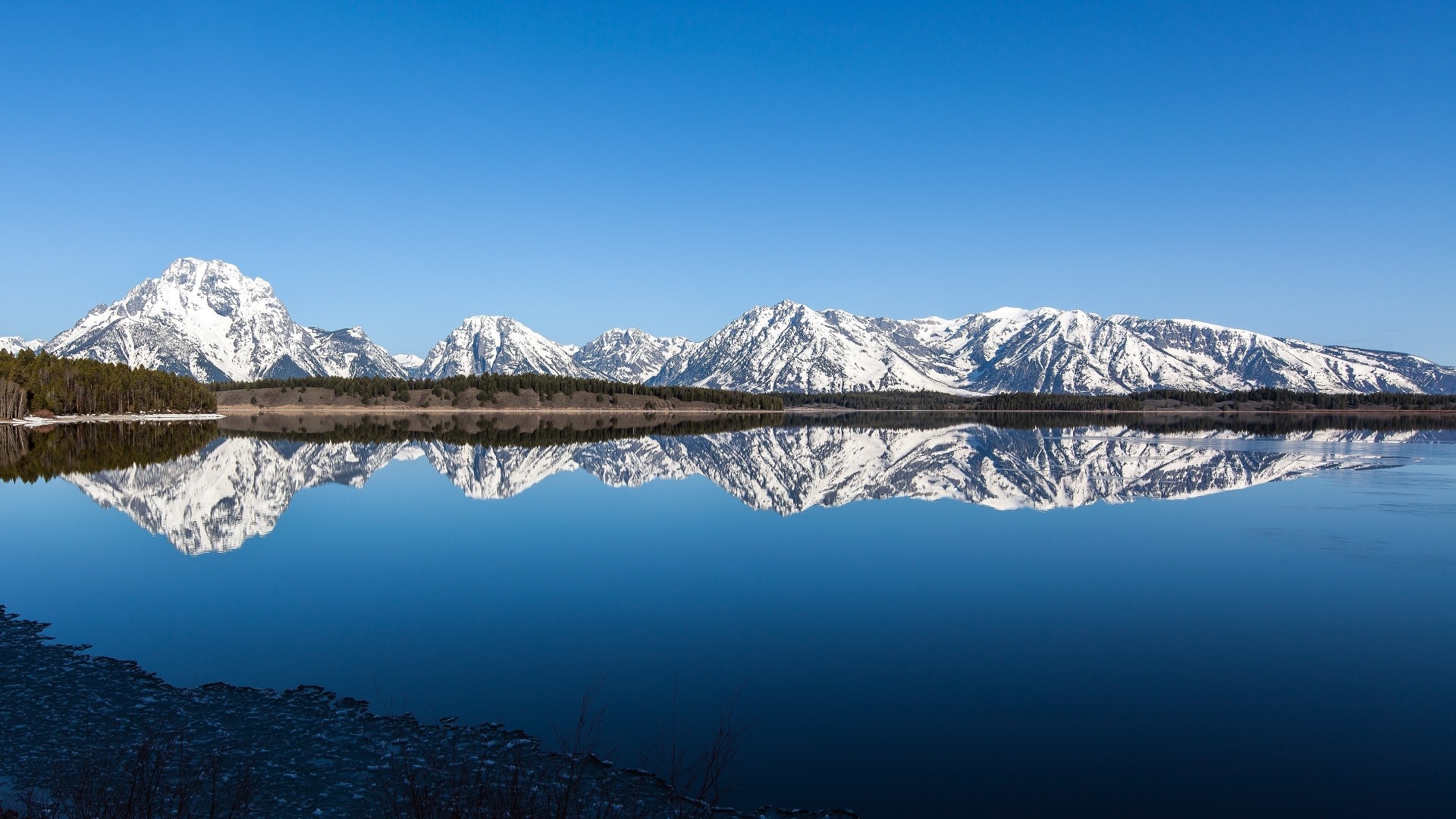 Grand Teton Mountains reflected in a lake HD Wallpaper